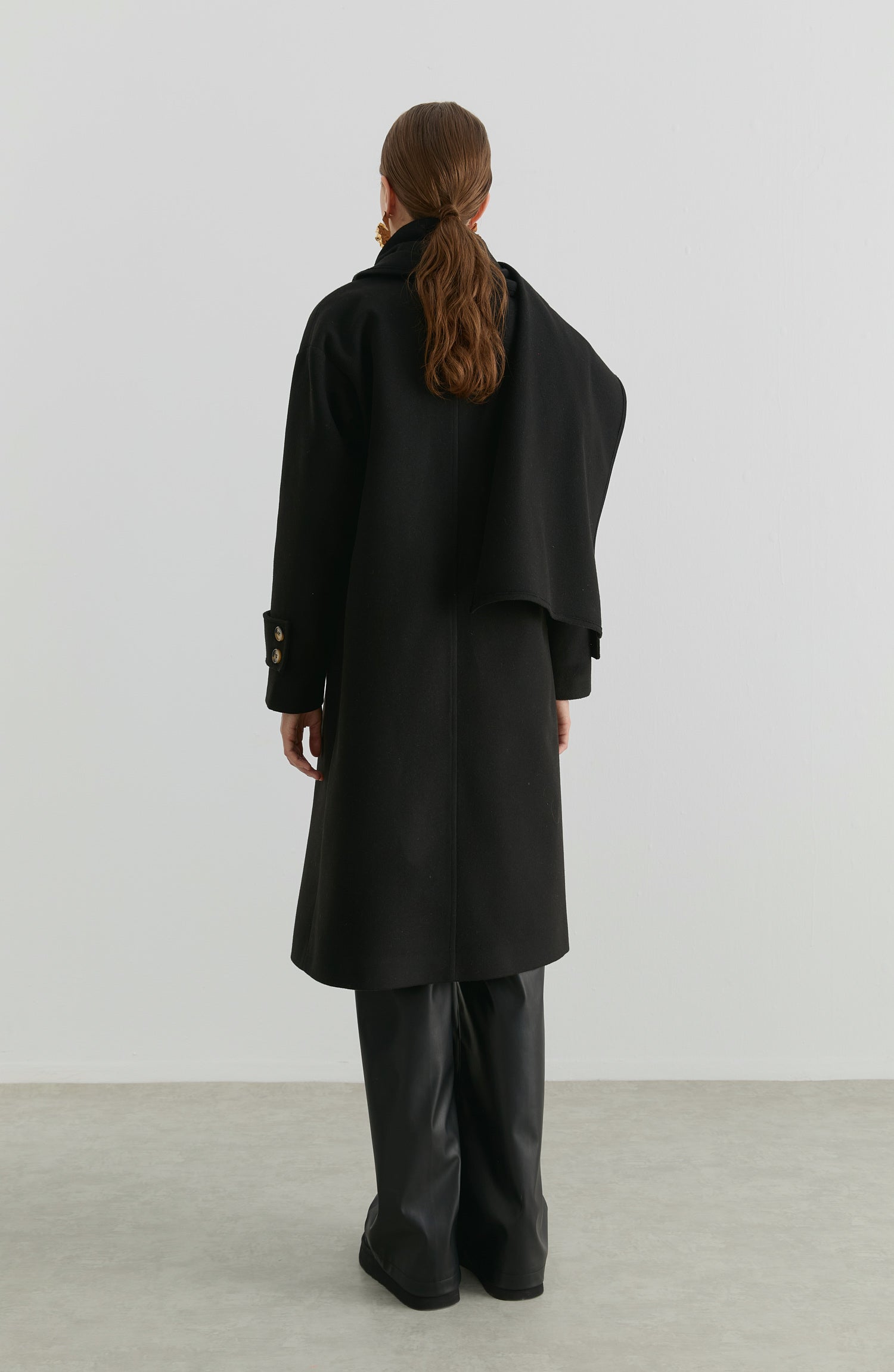 Oversize Atkılı Siyah Kaşmir Kaban