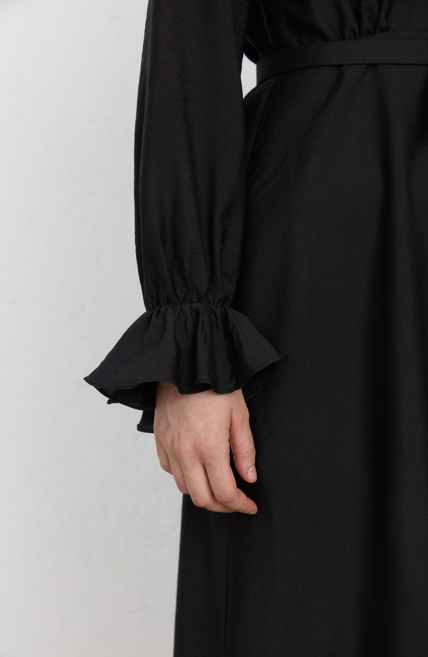Volanlı Siyah Kaplama Kemerli Rayon Elbise