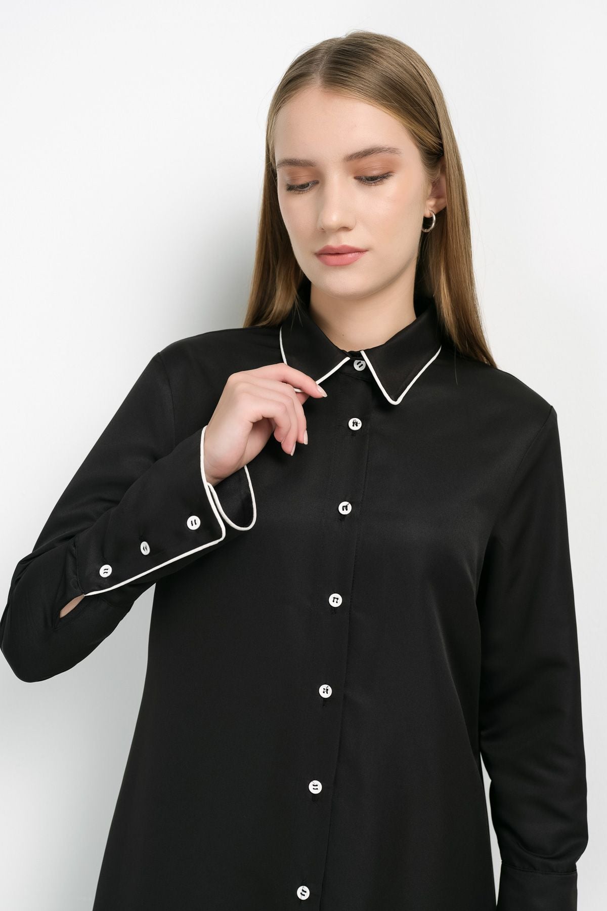 Biyeli Geniş Manşetli Siyah Gömlek - Fatma Atasoy