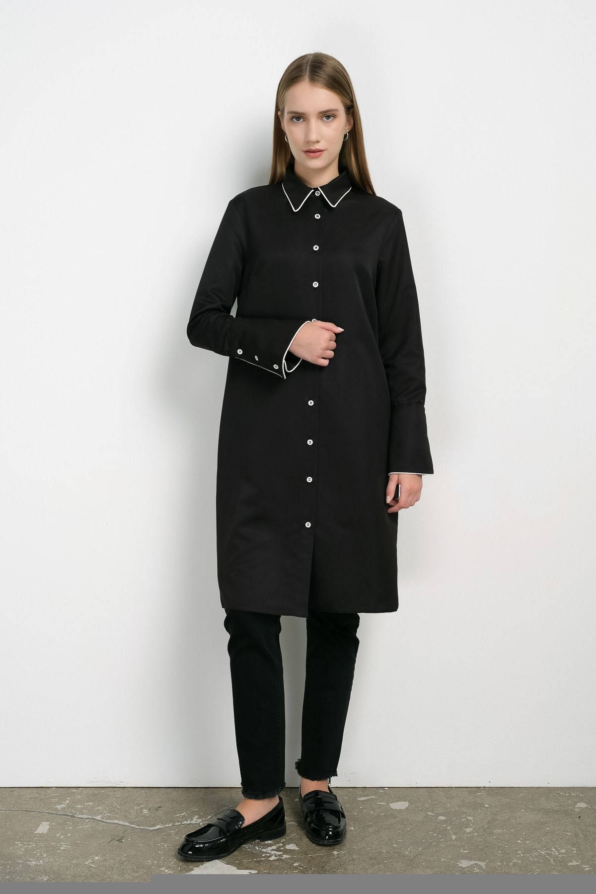 Biyeli Geniş Manşetli Siyah Gömlek - Fatma Atasoy