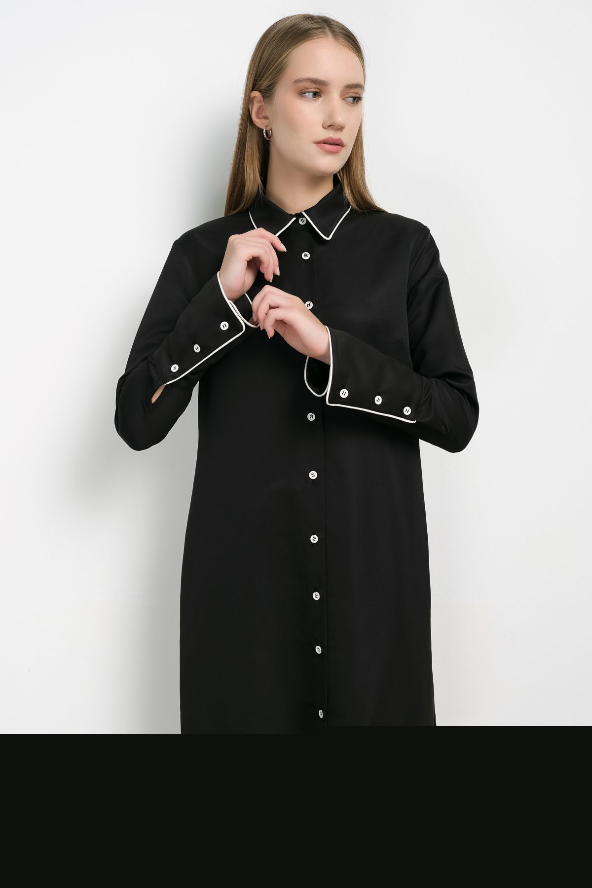 Biyeli Geniş Manşetli Siyah Gömlek - Fatma Atasoy