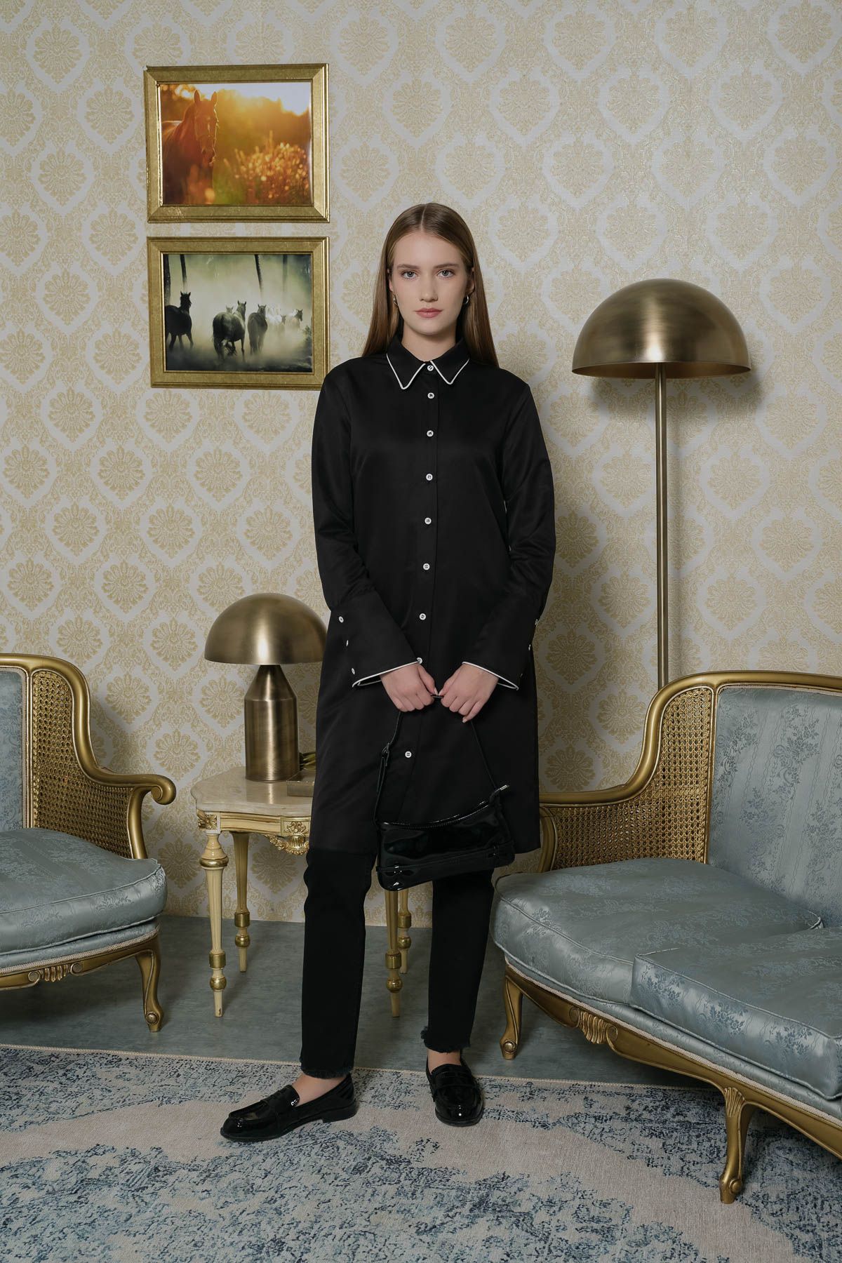 Biyeli Geniş Manşetli Siyah Gömlek - Fatma Atasoy