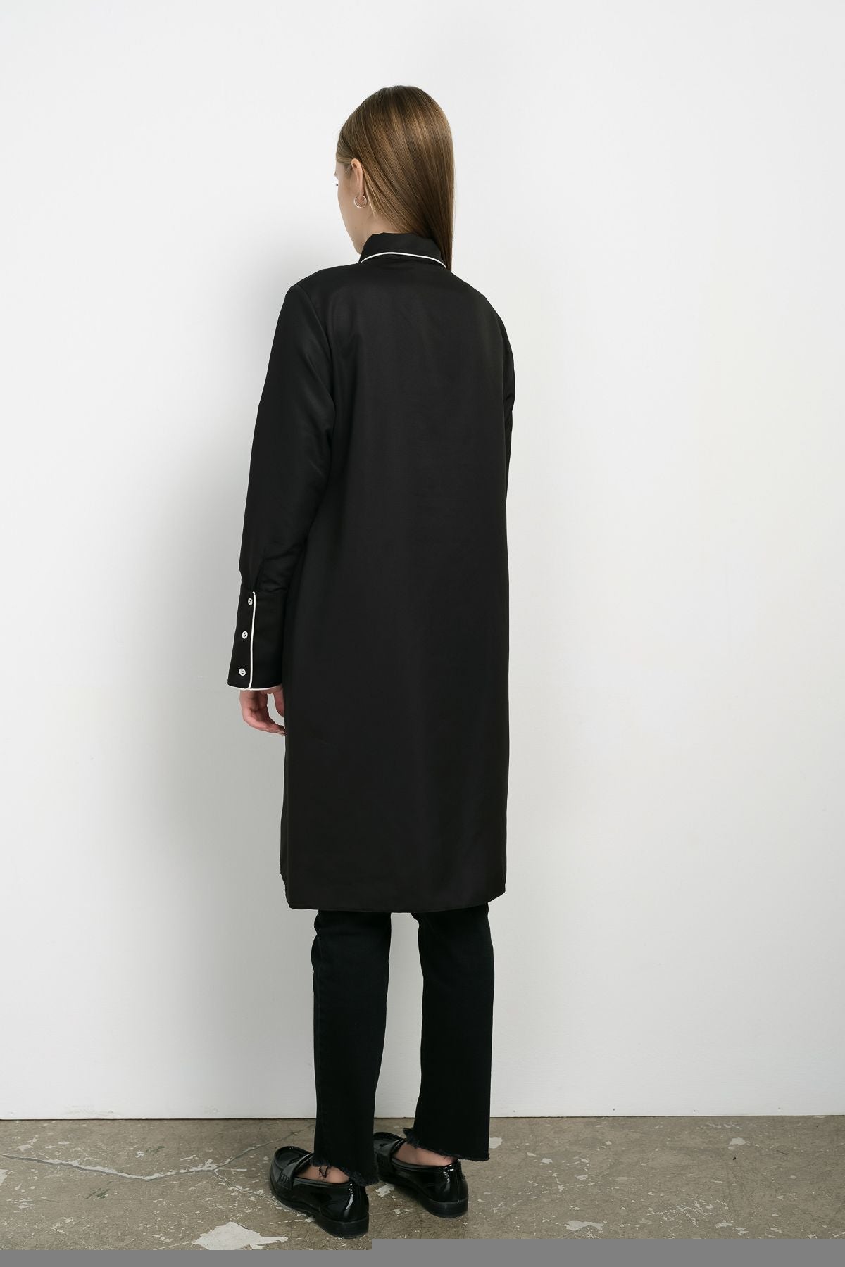 Biyeli Geniş Manşetli Siyah Gömlek - Fatma Atasoy