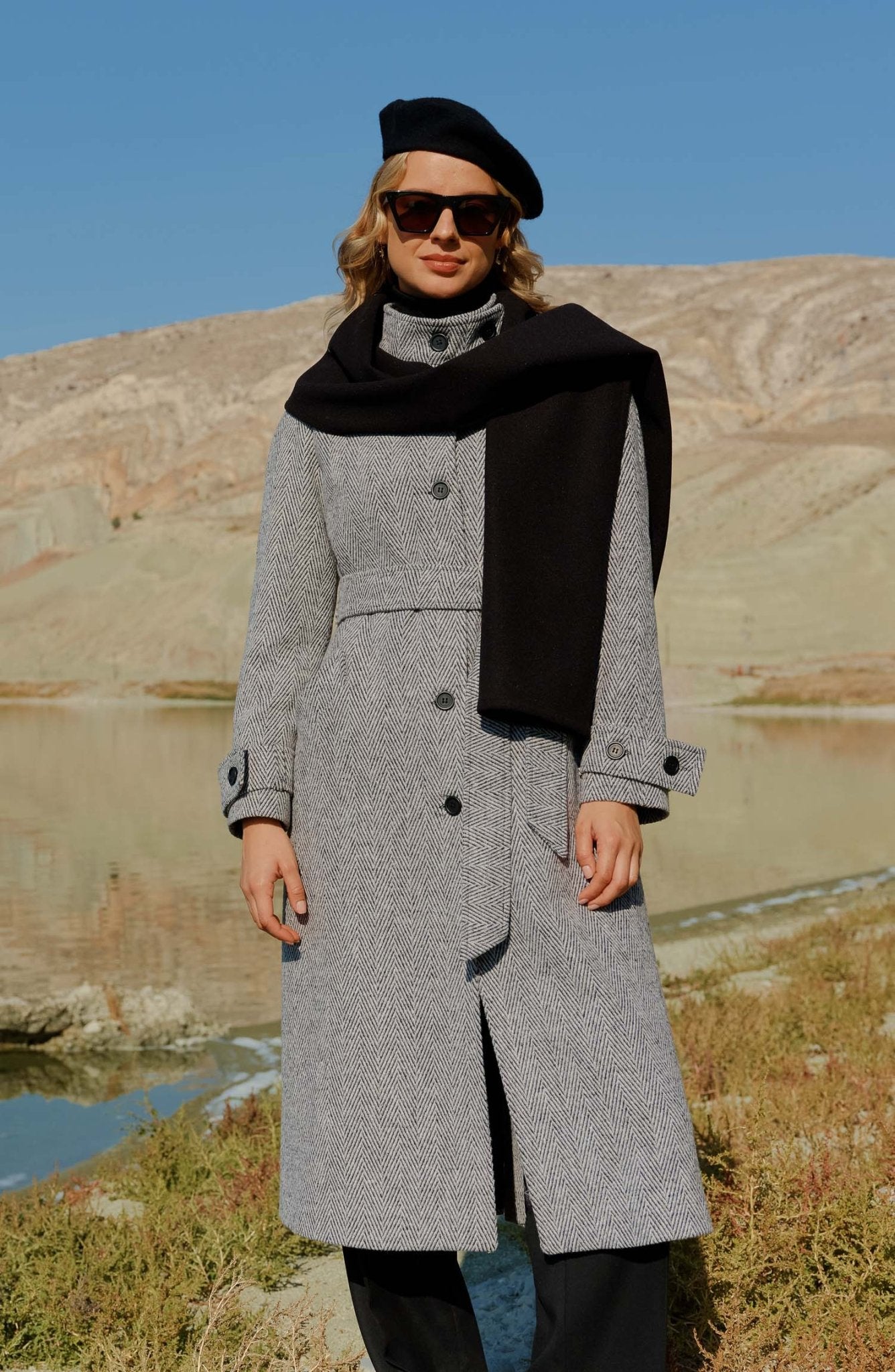 Dik Yaka Balıksırtı Siyah Beyaz Kaban - Fatma Atasoy