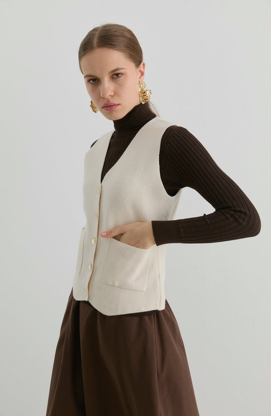 Gold Düğmeli Ekru Kısa Triko Yelek - Fatma Atasoy