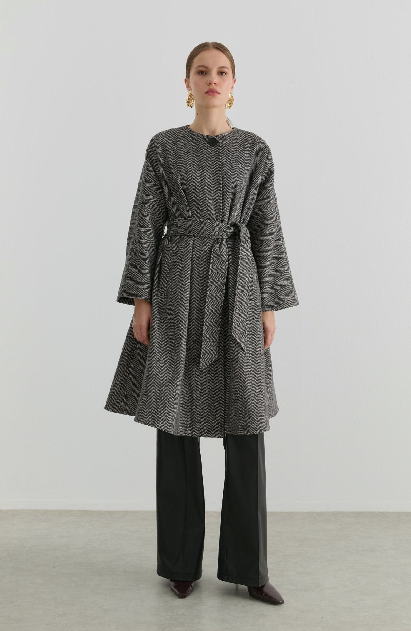 Pelerin Balıksırtı Siyah Yün Kaban - Fatma Atasoy