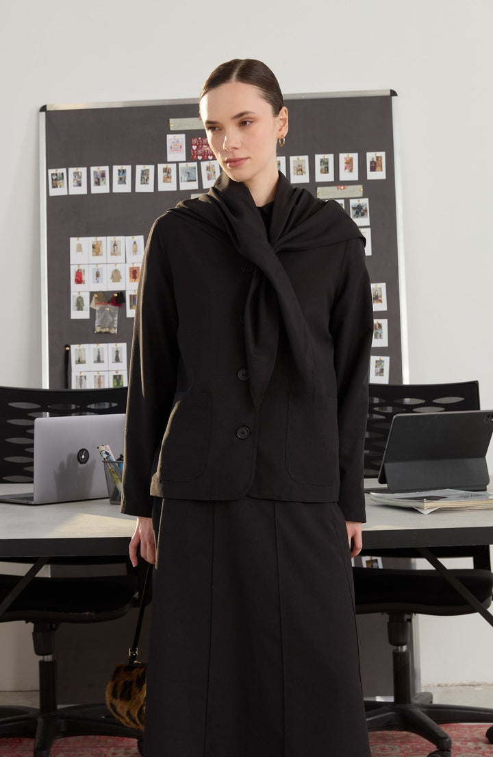 Üçgen Atkılı Siyah Kısa Trenç Ceket - Fatma Atasoy