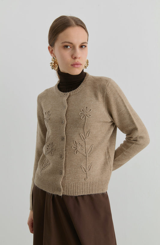 Çiçek Nakışlı Vizon Kısa Triko Hırka