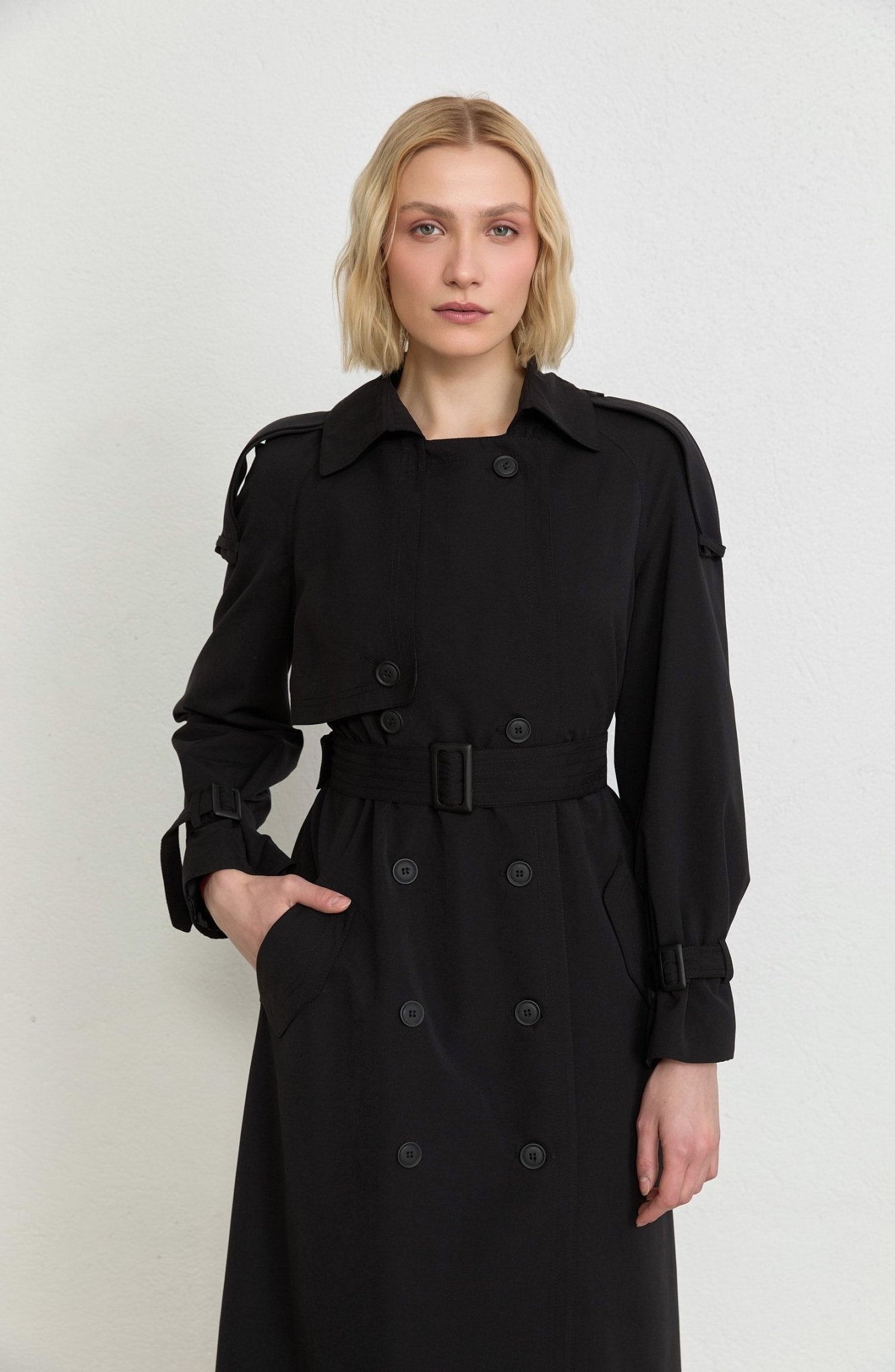 Apoletli Siyah Oversize Trençkot – Fatma Atasoy