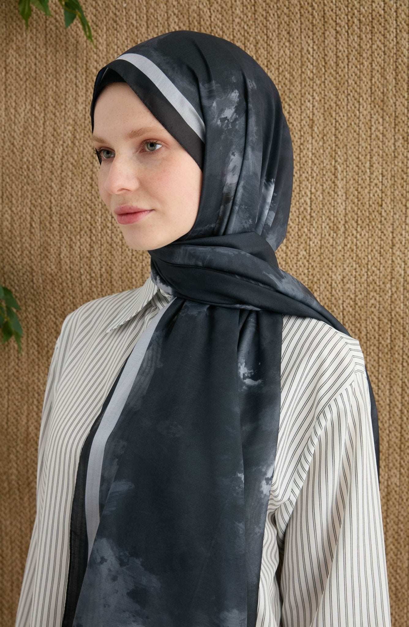 Batik Siyah Desenli Şal - Fatma Atasoy
