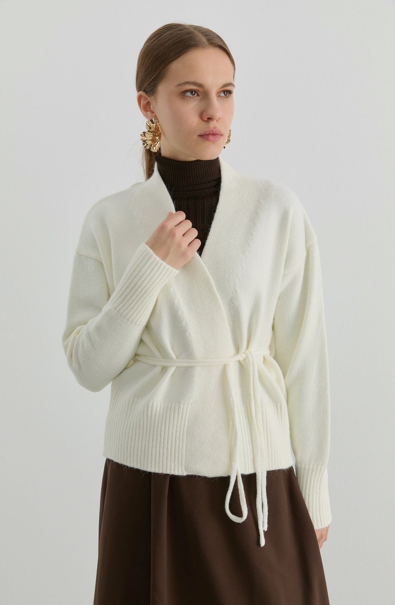 Çelik Örme V Yaka Bağlamalı Ekru Kısa Triko Hırka - Fatma Atasoy