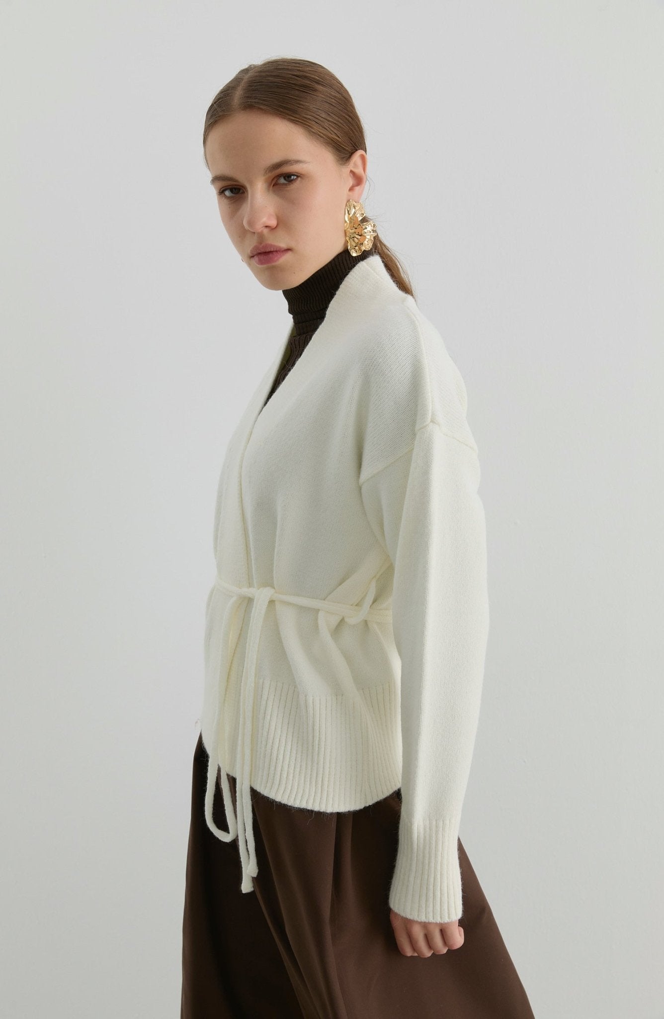 Çelik Örme V Yaka Bağlamalı Ekru Kısa Triko Hırka - Fatma Atasoy