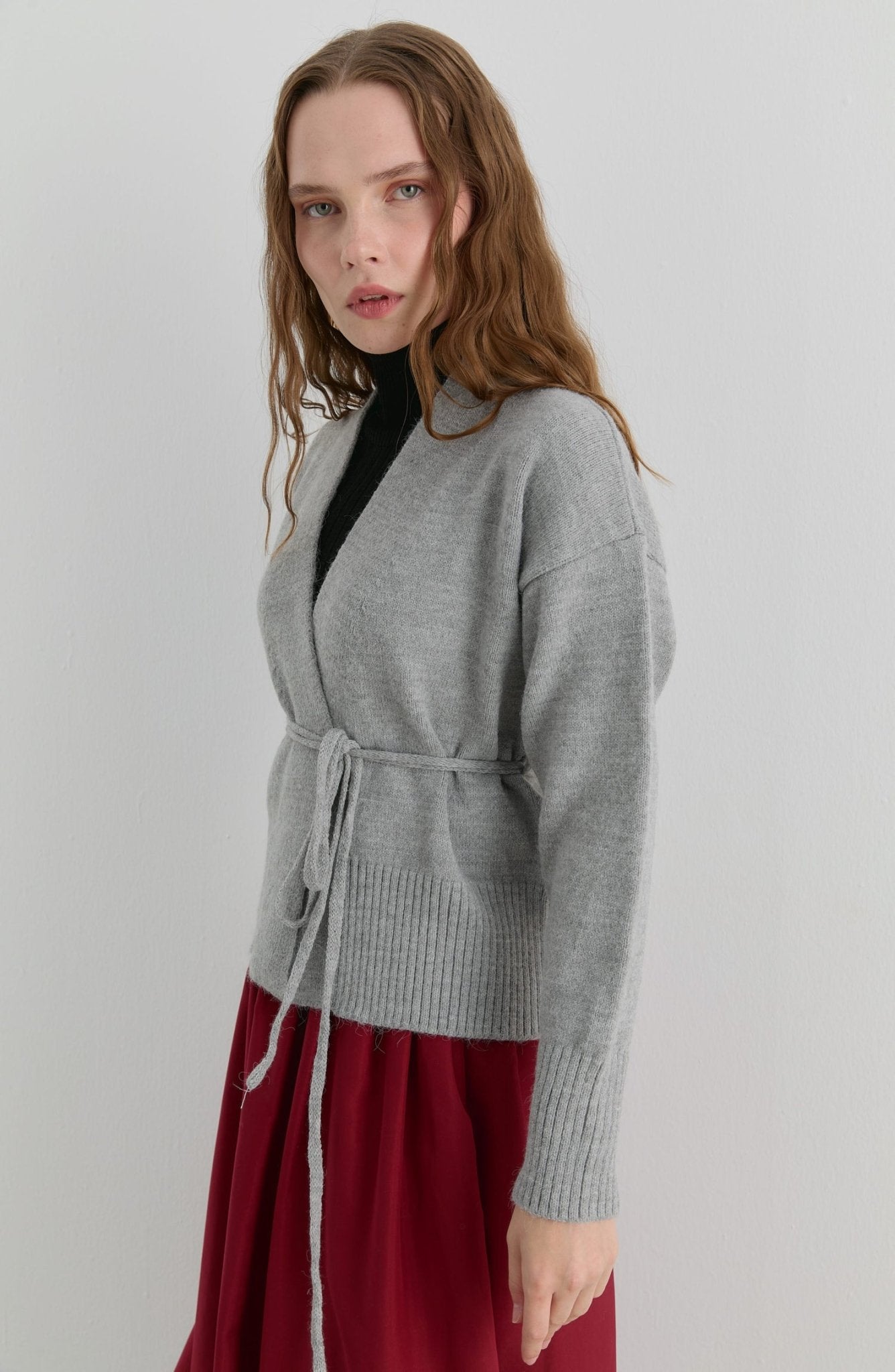 Çelik Örme V Yaka Bağlamalı Gri Kısa Triko Hırka - Fatma Atasoy