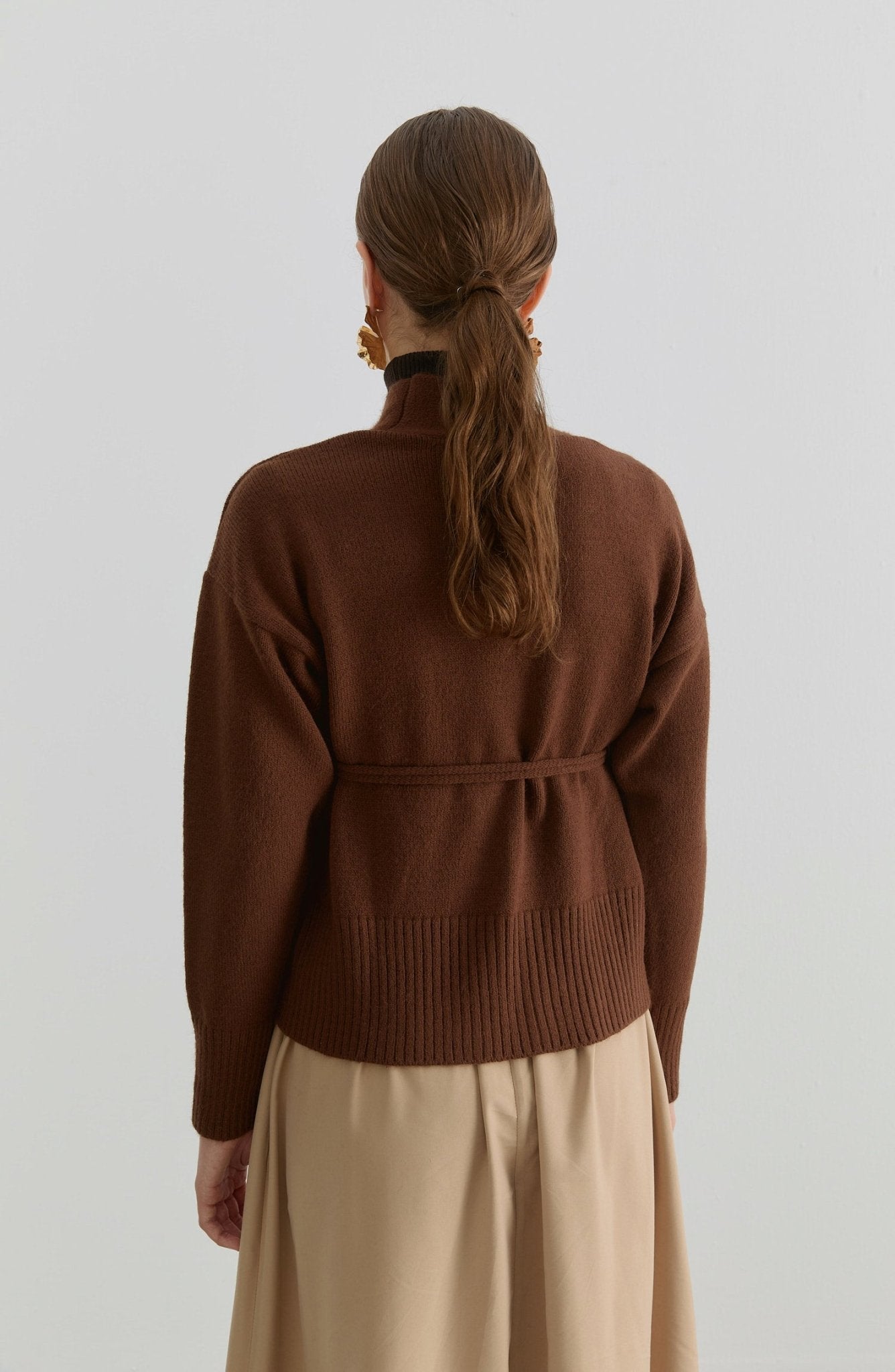 Çelik Örme V Yaka Bağlamalı Kahverengi Kısa Triko Hırka - Fatma Atasoy