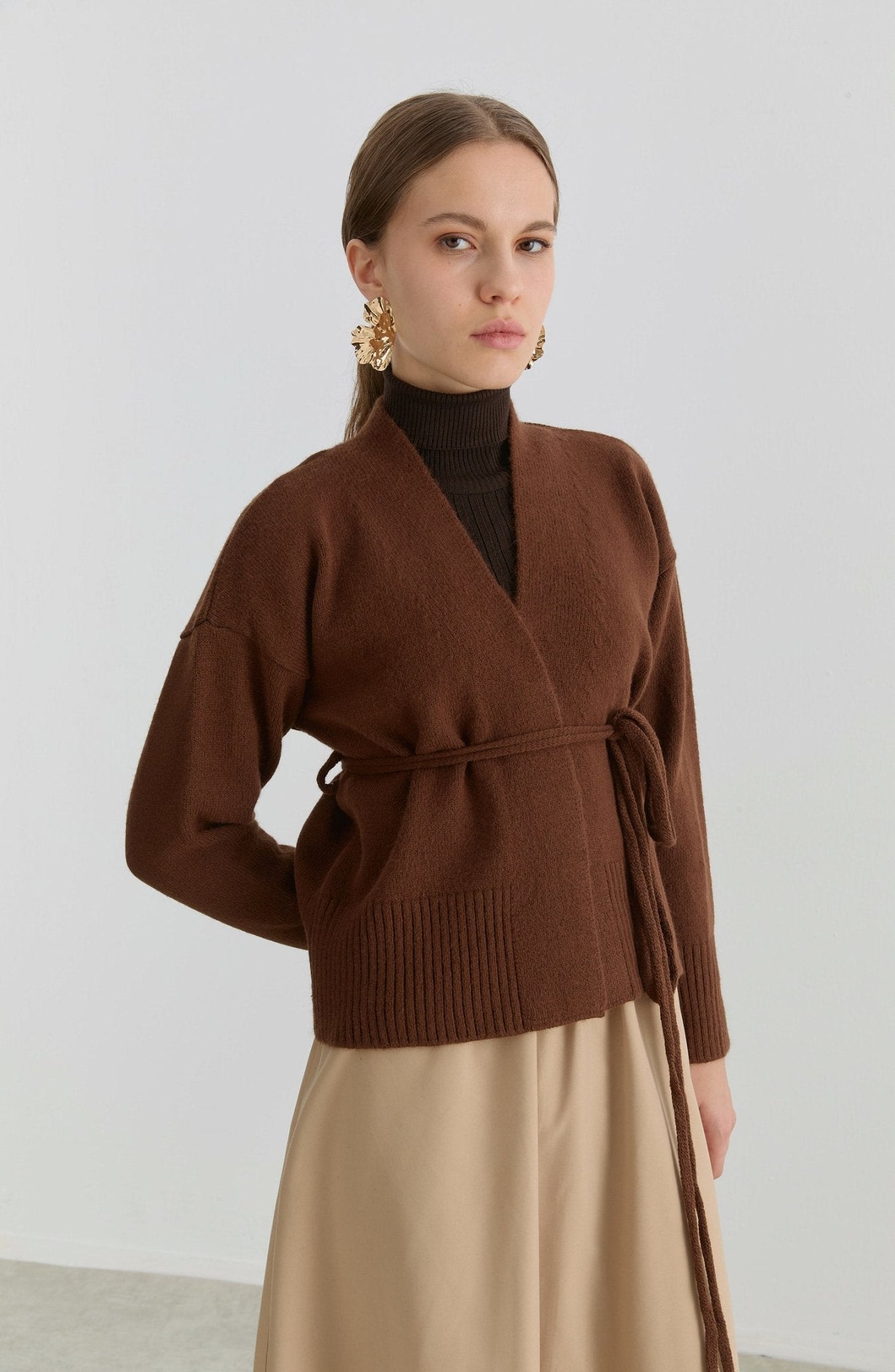 Çelik Örme V Yaka Bağlamalı Kahverengi Kısa Triko Hırka - Fatma Atasoy