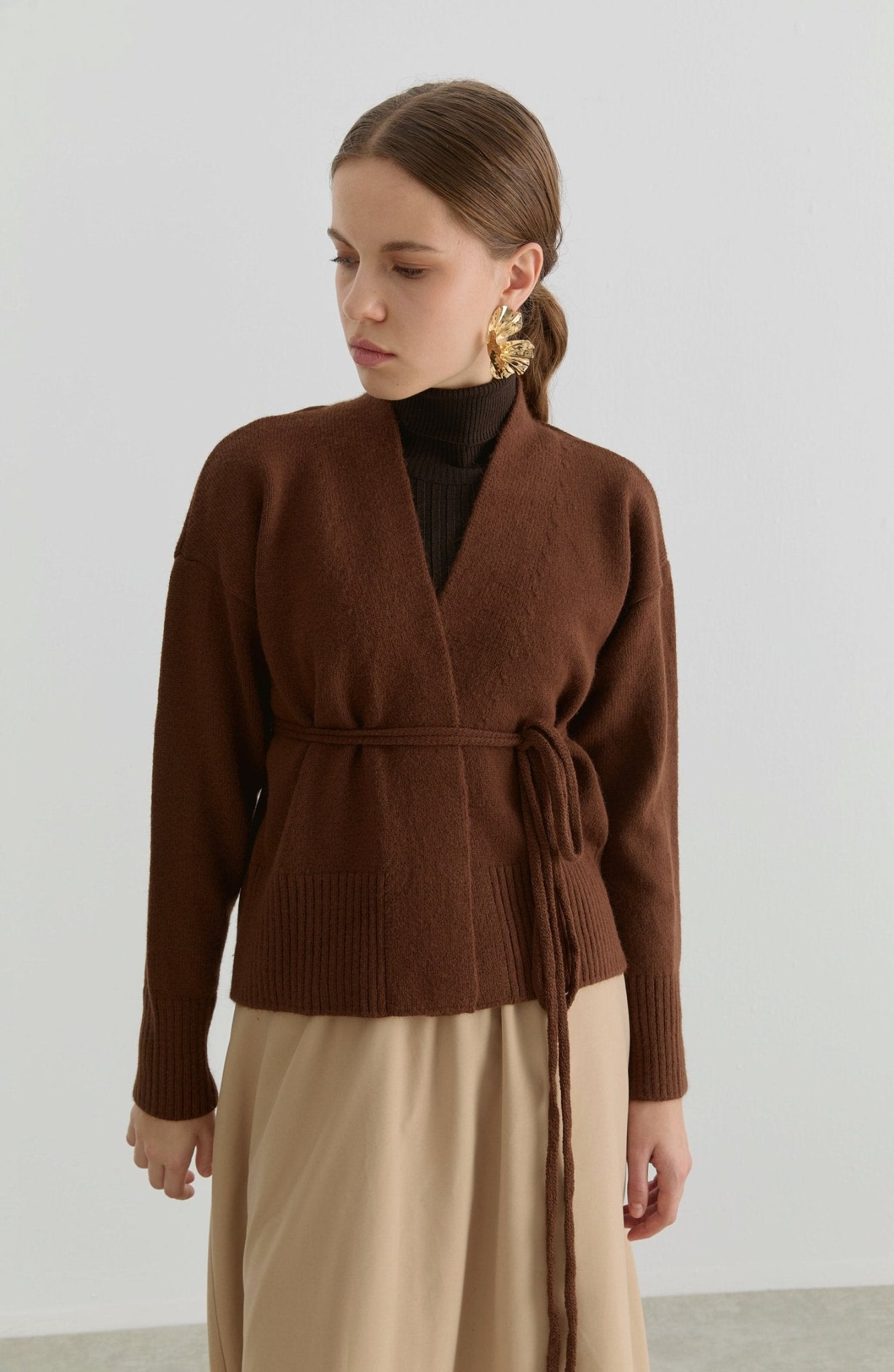 Çelik Örme V Yaka Bağlamalı Kahverengi Kısa Triko Hırka - Fatma Atasoy