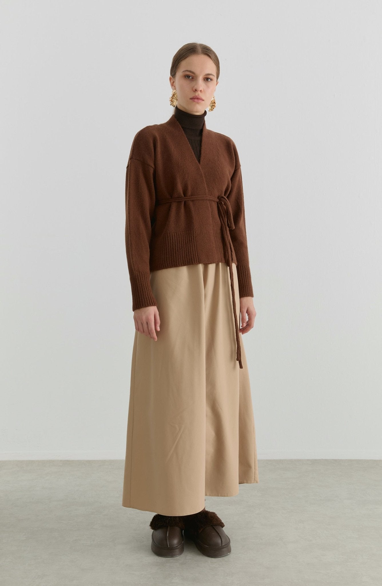 Çelik Örme V Yaka Bağlamalı Kahverengi Kısa Triko Hırka - Fatma Atasoy