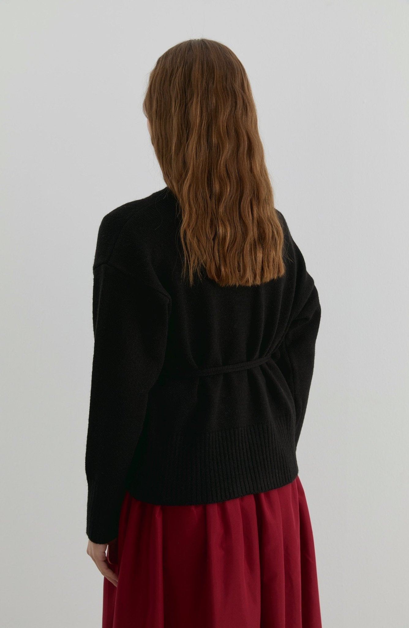 Çelik Örme V Yaka Bağlamalı Siyah Kısa Triko Hırka - Fatma Atasoy