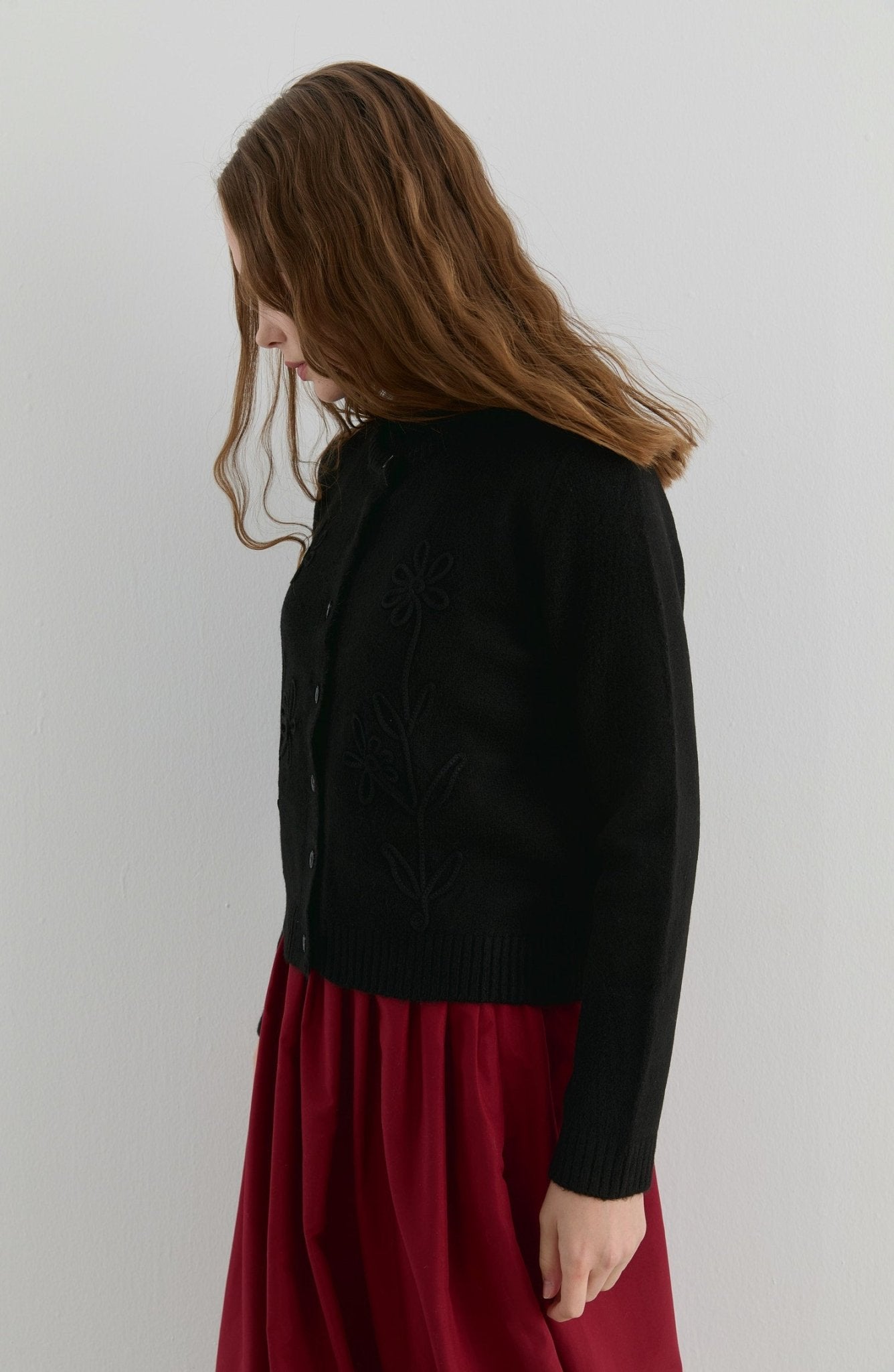 Çiçek Nakışlı Siyah Kısa Triko Hırka - Fatma Atasoy