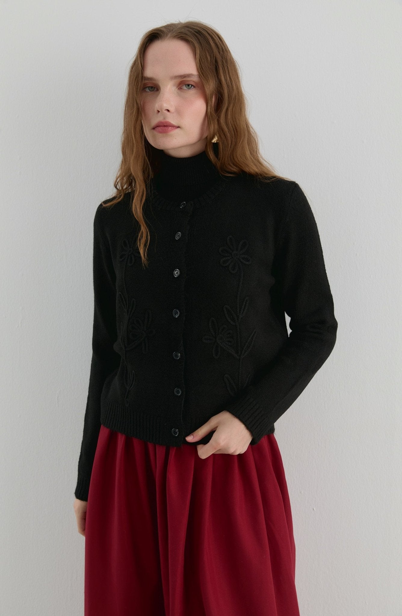 Çiçek Nakışlı Siyah Kısa Triko Hırka - Fatma Atasoy