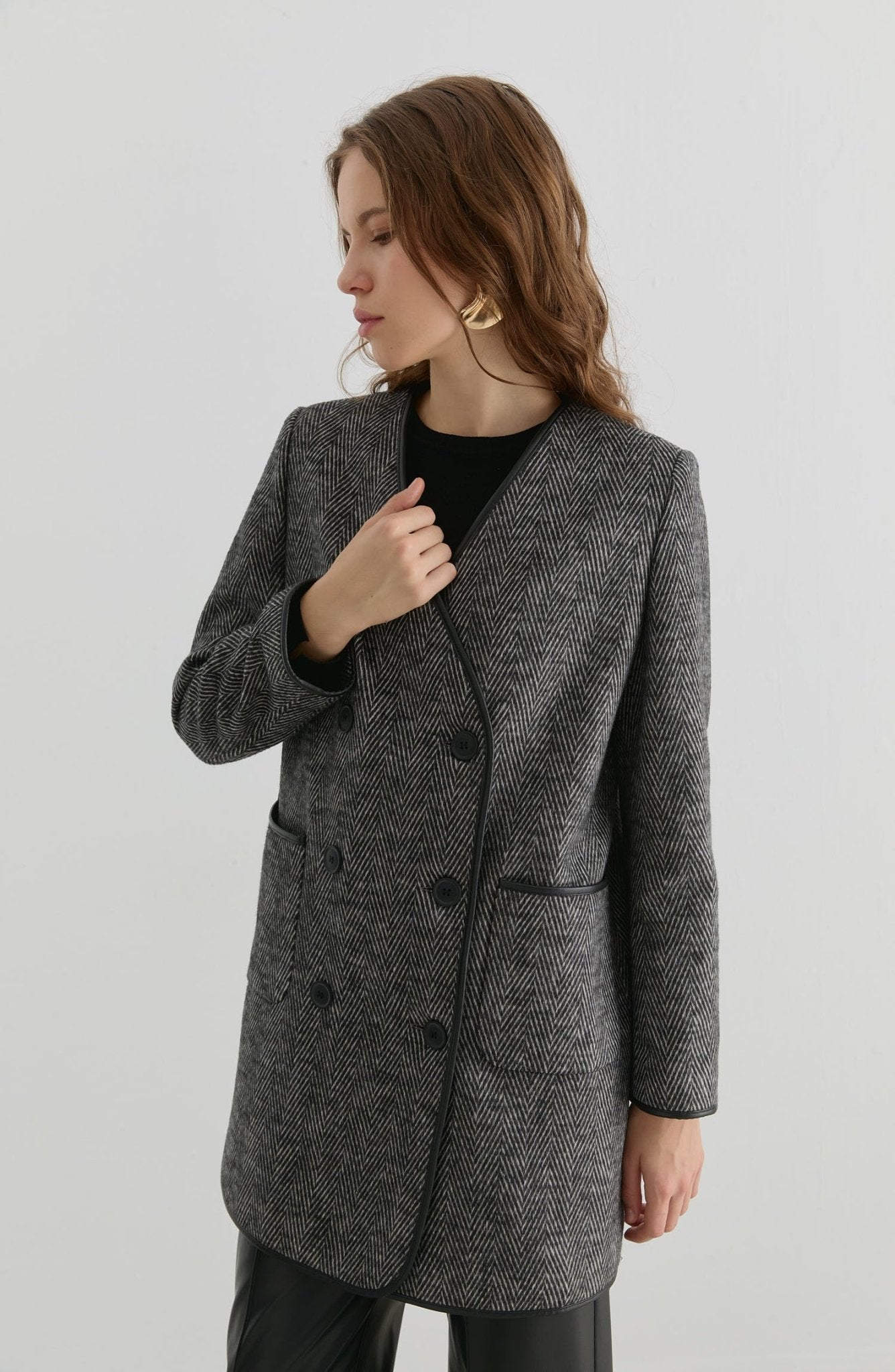 Deri Biyeli Balıksırtı Siyah Ceket Kaban - Fatma Atasoy