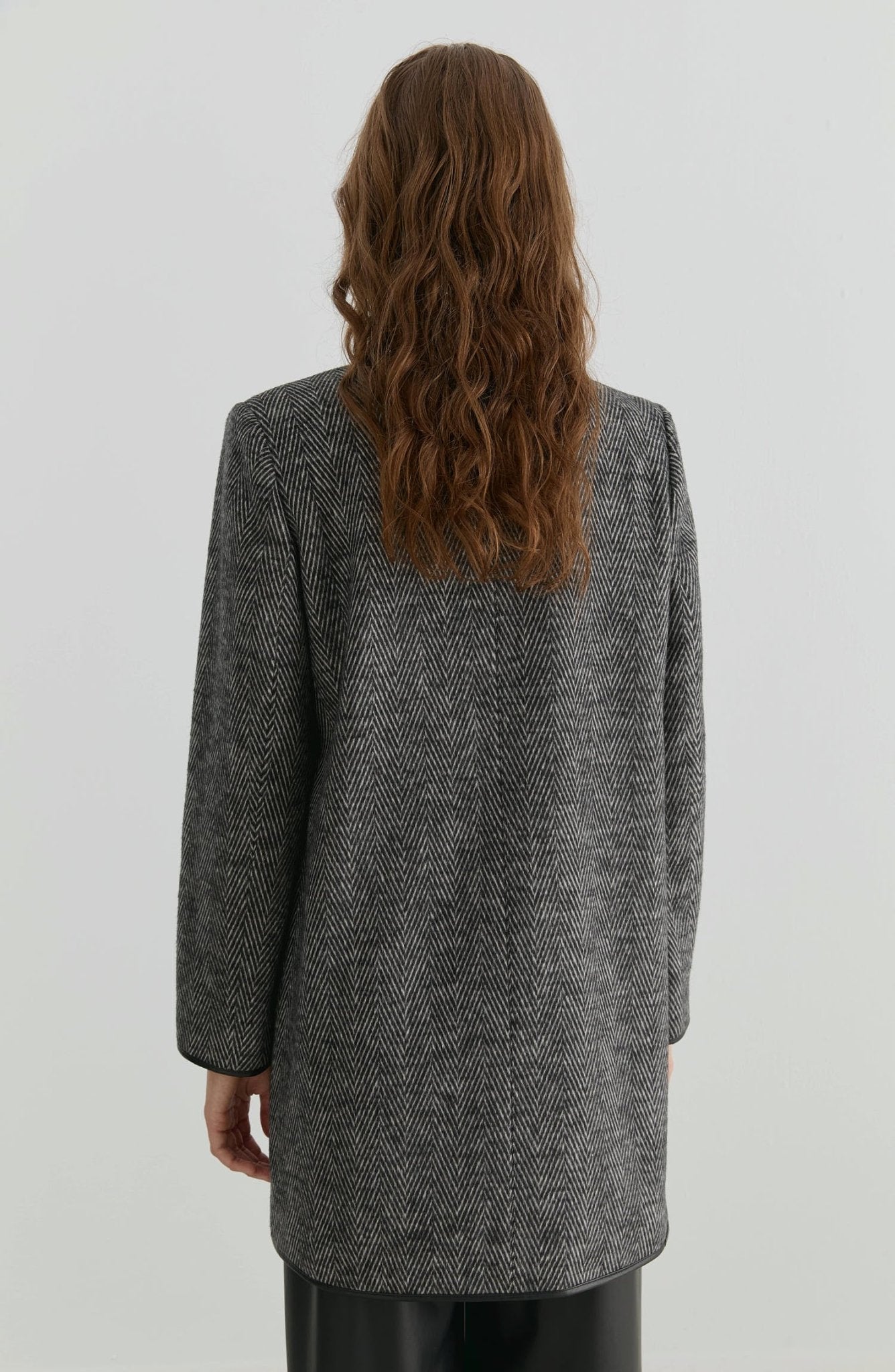 Deri Biyeli Balıksırtı Siyah Ceket Kaban - Fatma Atasoy