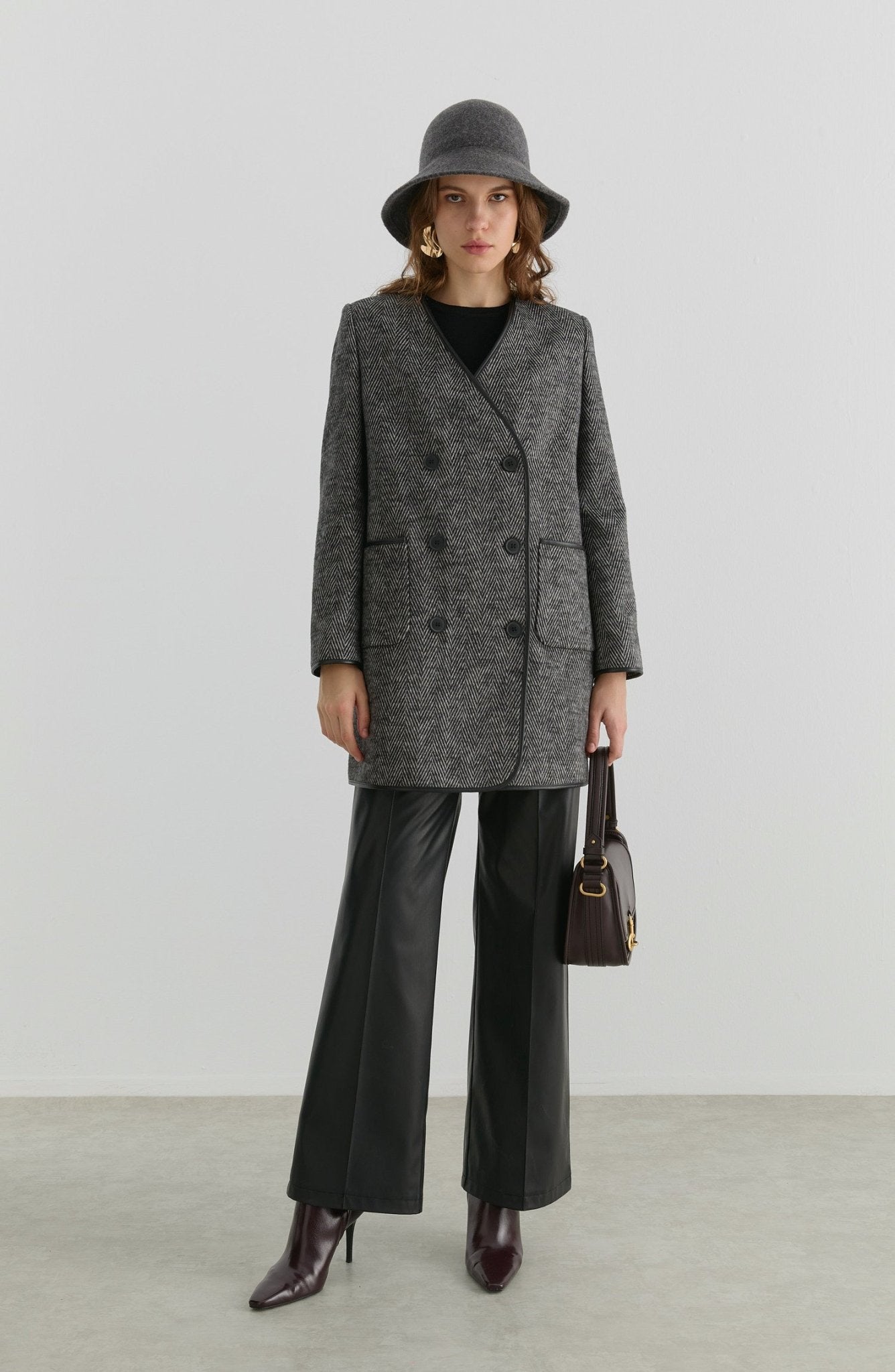 Deri Biyeli Balıksırtı Siyah Ceket Kaban - Fatma Atasoy