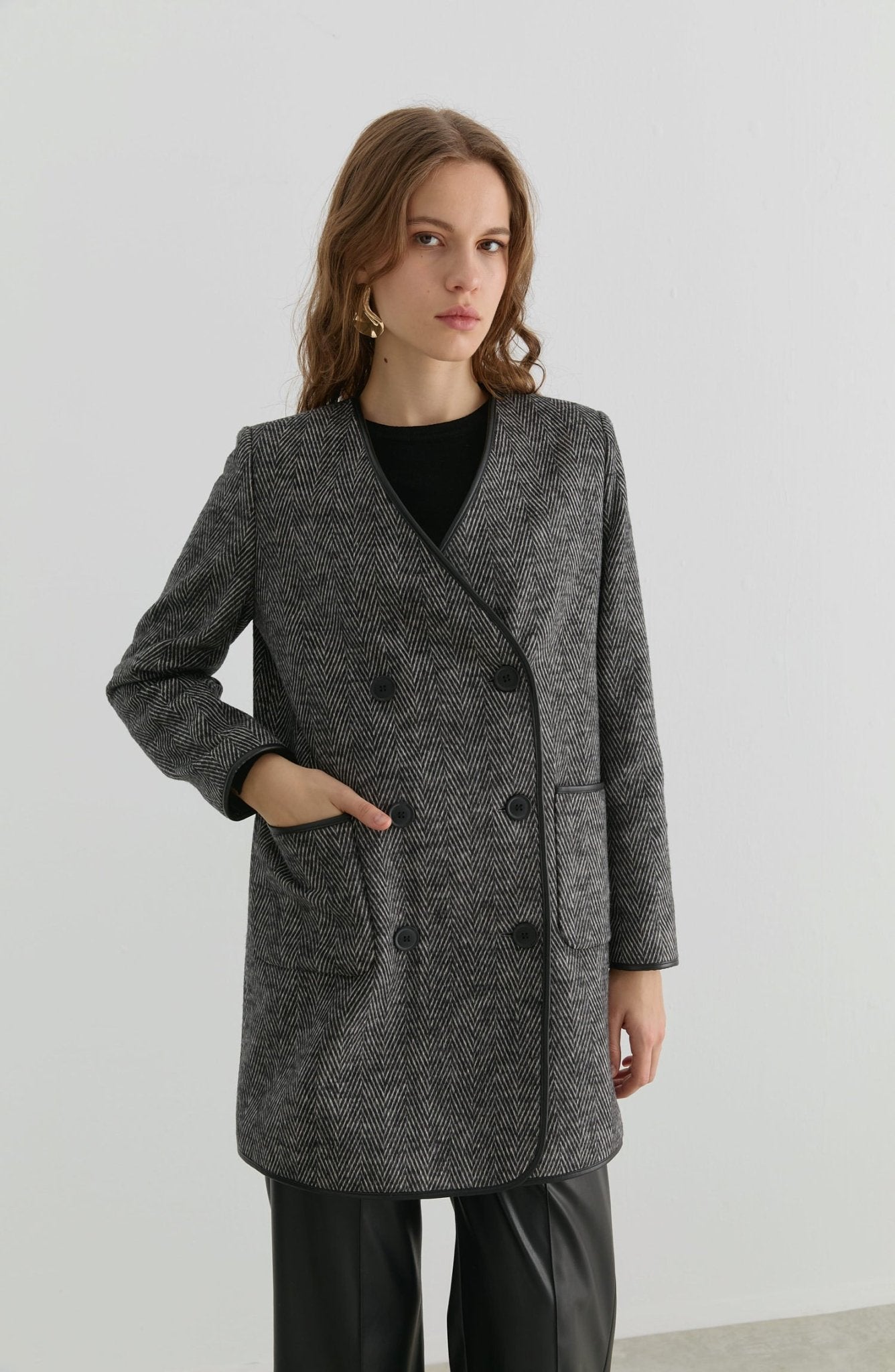 Deri Biyeli Balıksırtı Siyah Ceket Kaban - Fatma Atasoy