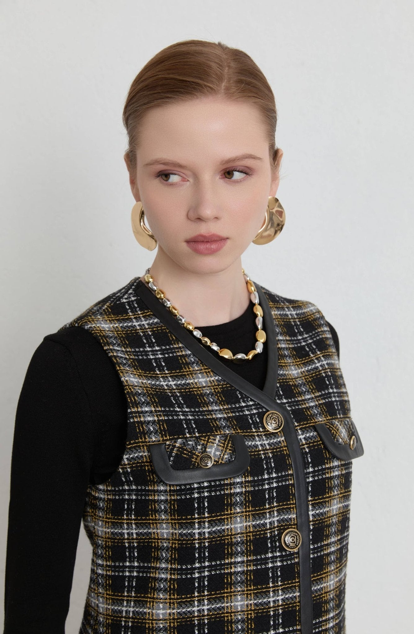 Deri Biyeli Siyah Ekose Tüvit Yelek - Fatma Atasoy