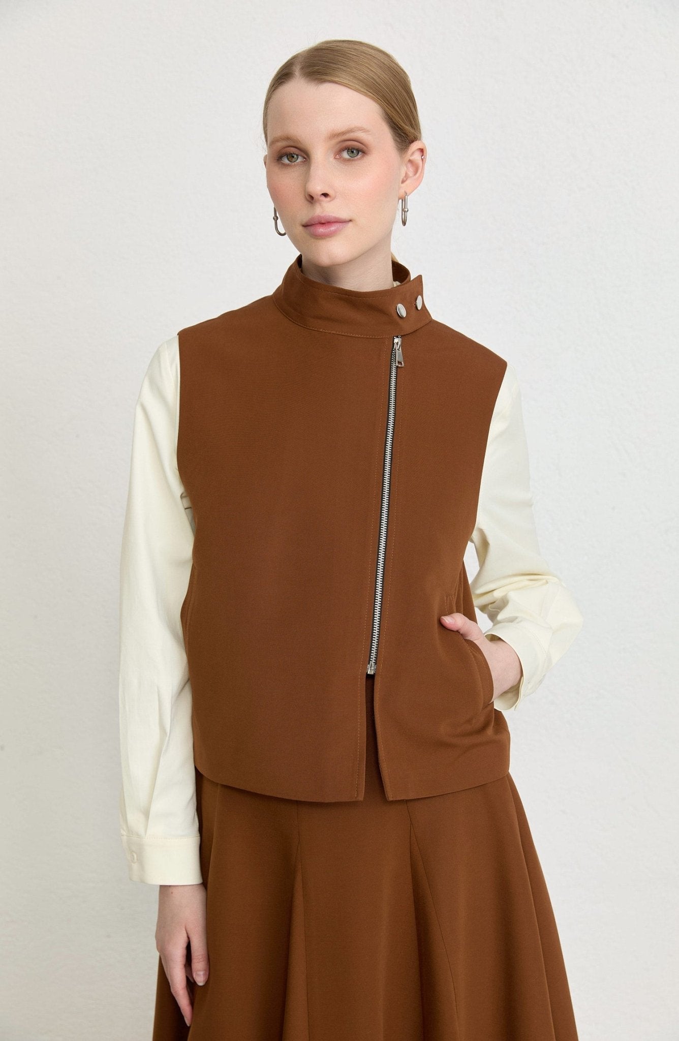 Dik Yaka Taba Parçalı Yelek Etek Takım - Fatma Atasoy