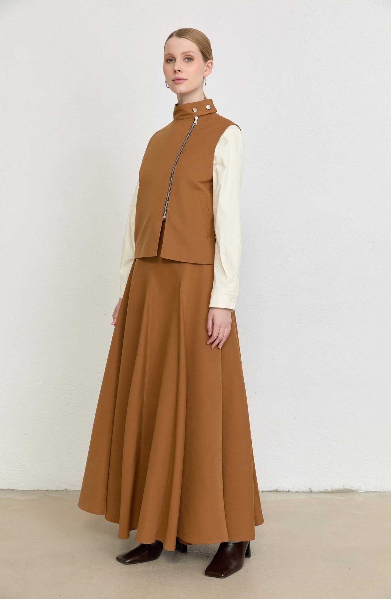 Dik Yaka Tarçın Parçalı Yelek Etek Takım - Fatma Atasoy