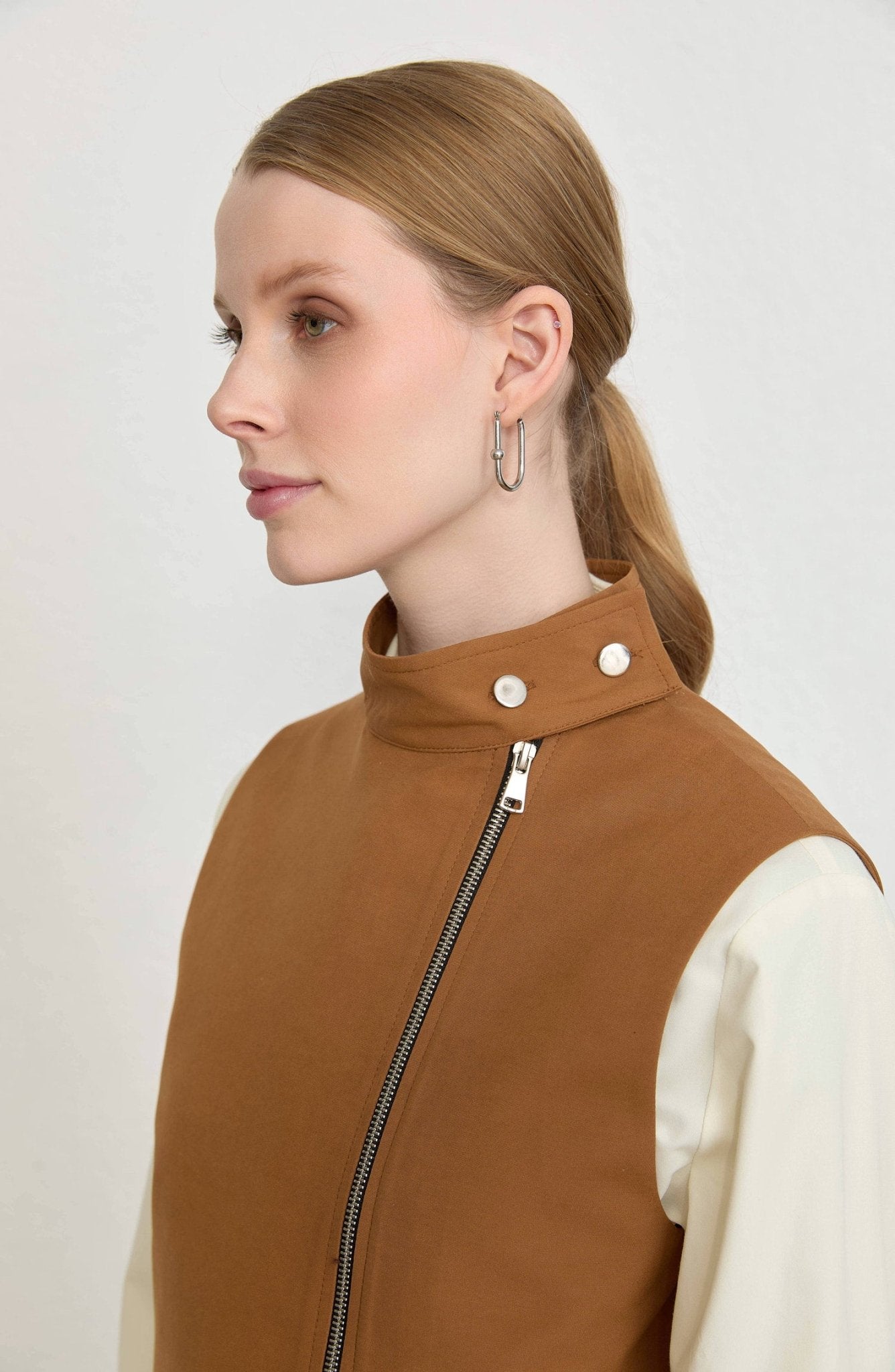 Dik Yaka Tarçın Parçalı Yelek Etek Takım - Fatma Atasoy