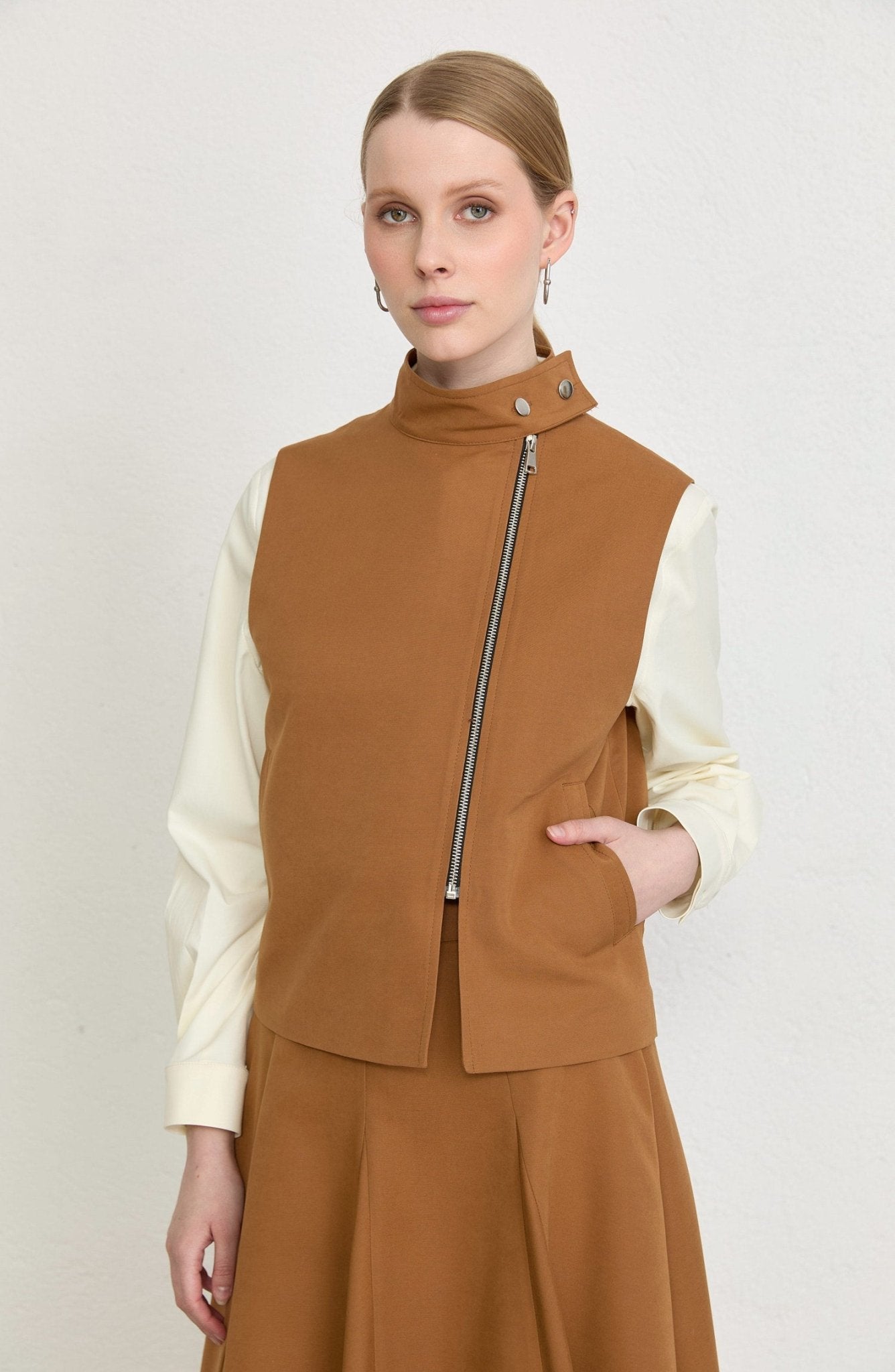 Dik Yaka Tarçın Parçalı Yelek Etek Takım - Fatma Atasoy