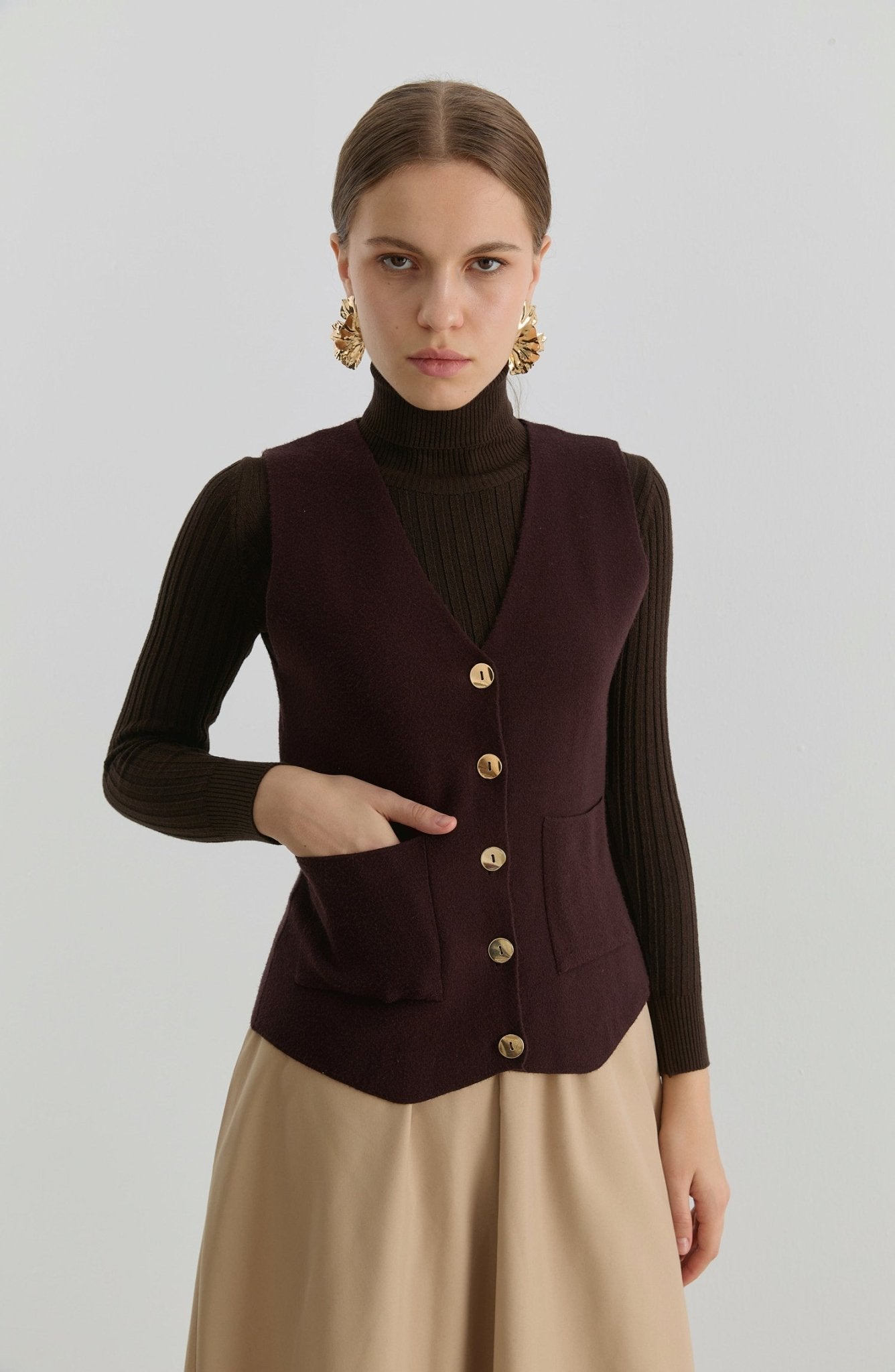 Gold Düğmeli Acı Kahve Kısa Triko Yelek - Fatma Atasoy
