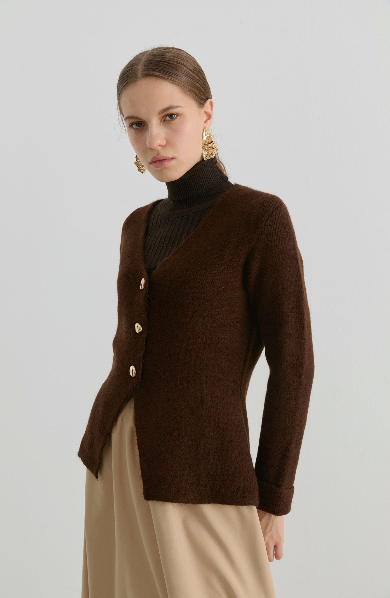 Gold Düğmeli Acı Kahve Yumoş Triko Hırka - Fatma Atasoy