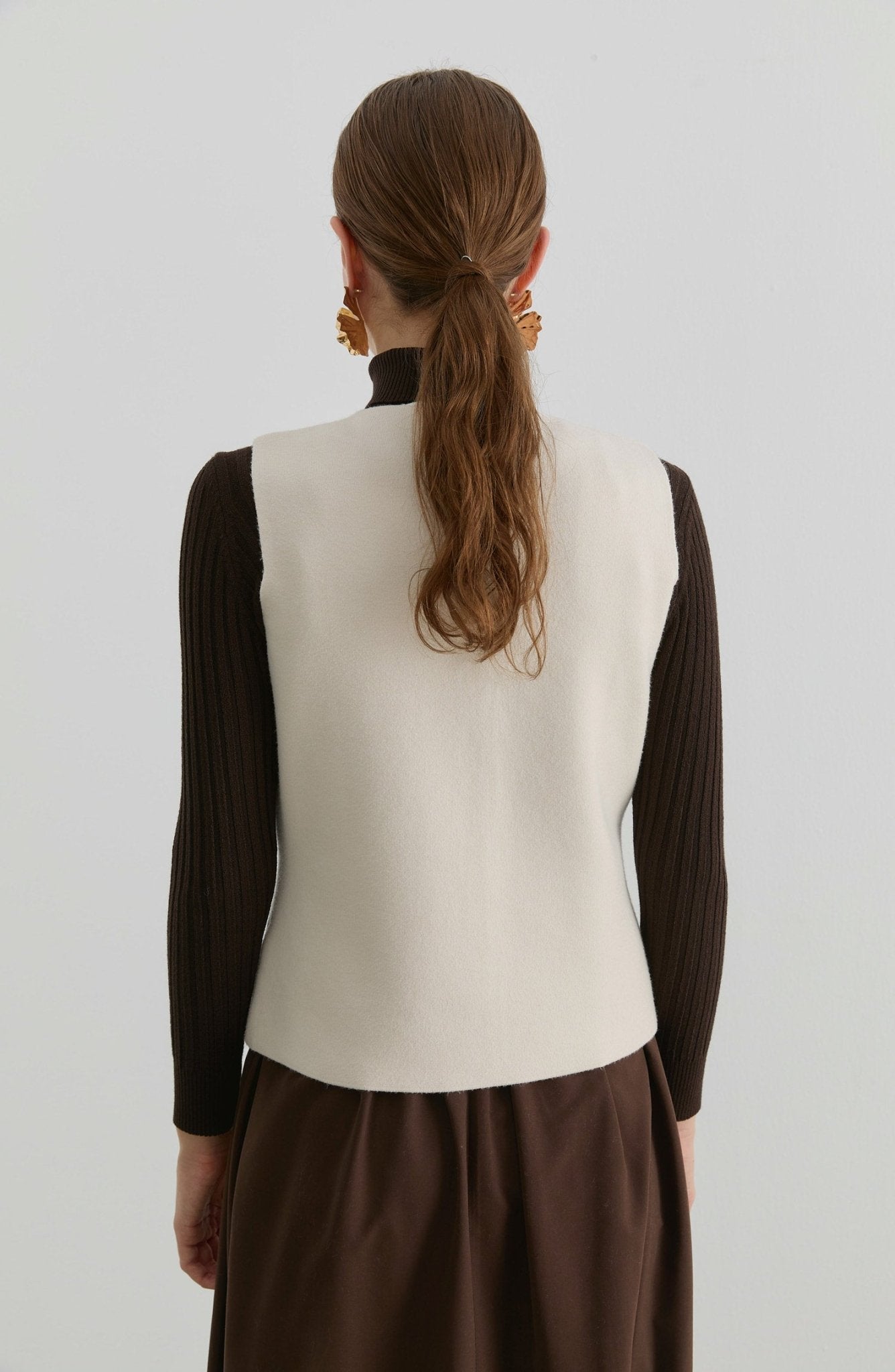 Gold Düğmeli Ekru Kısa Triko Yelek - Fatma Atasoy