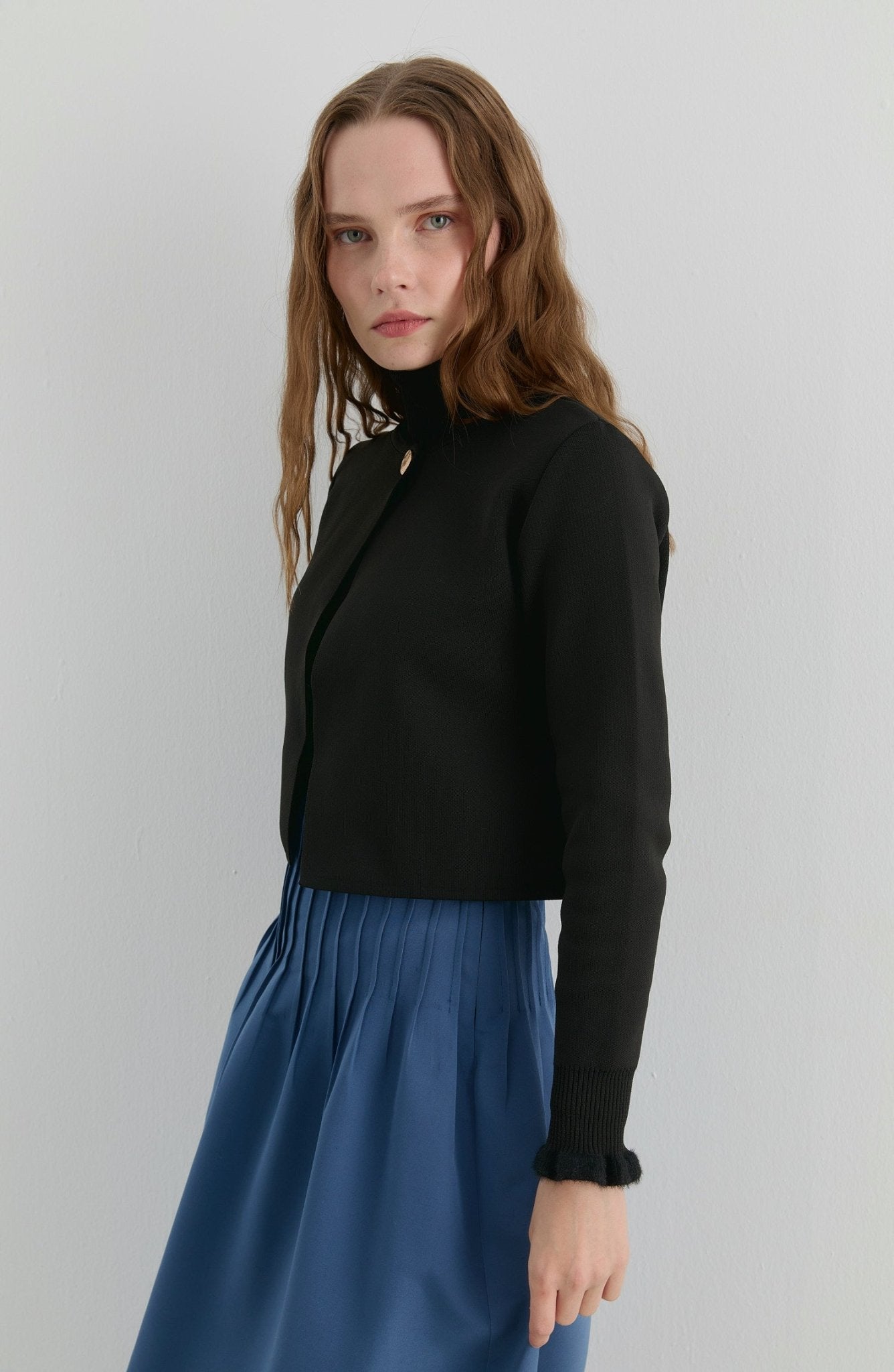 Gold Düğmeli Siyah Kısa Triko Ceket Hırka - Fatma Atasoy