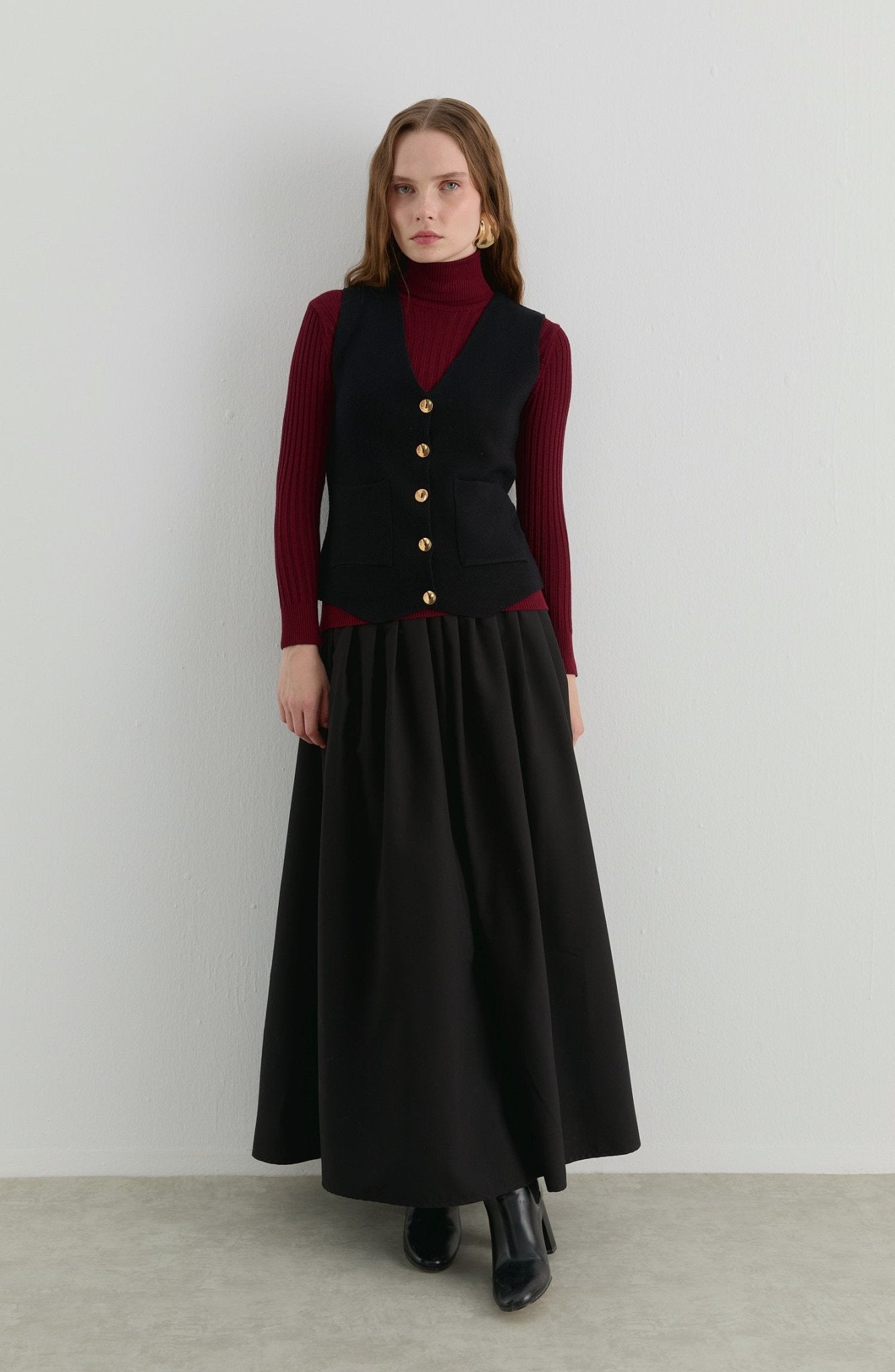 Gold Düğmeli Siyah Kısa Triko Yelek - Fatma Atasoy