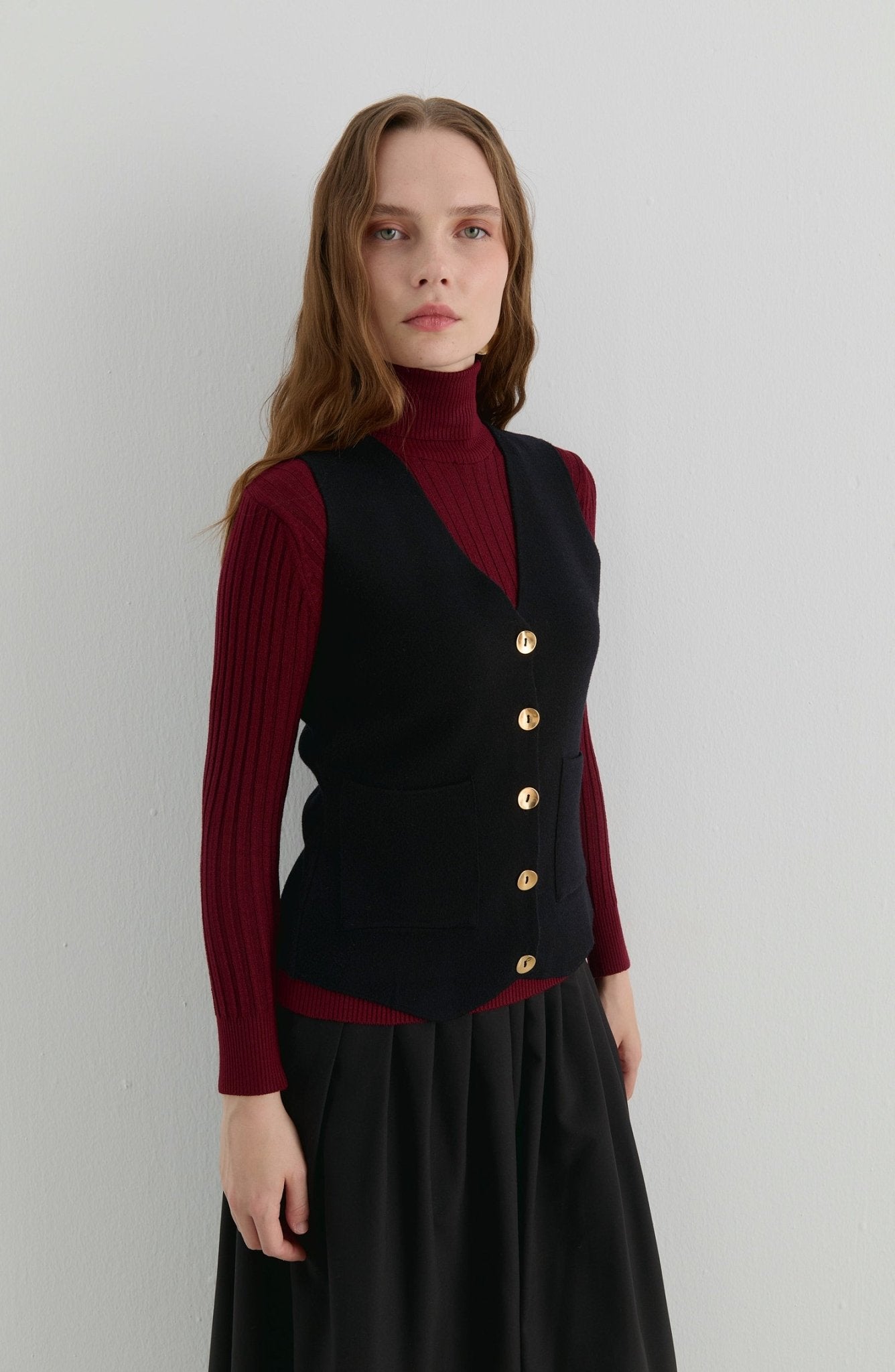 Gold Düğmeli Siyah Kısa Triko Yelek - Fatma Atasoy