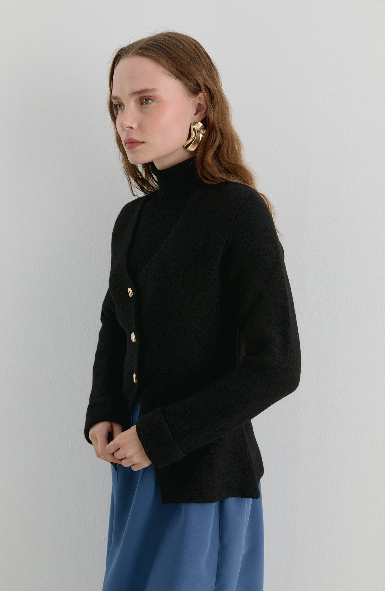 Gold Düğmeli Siyah Yumoş Triko Hırka - Fatma Atasoy