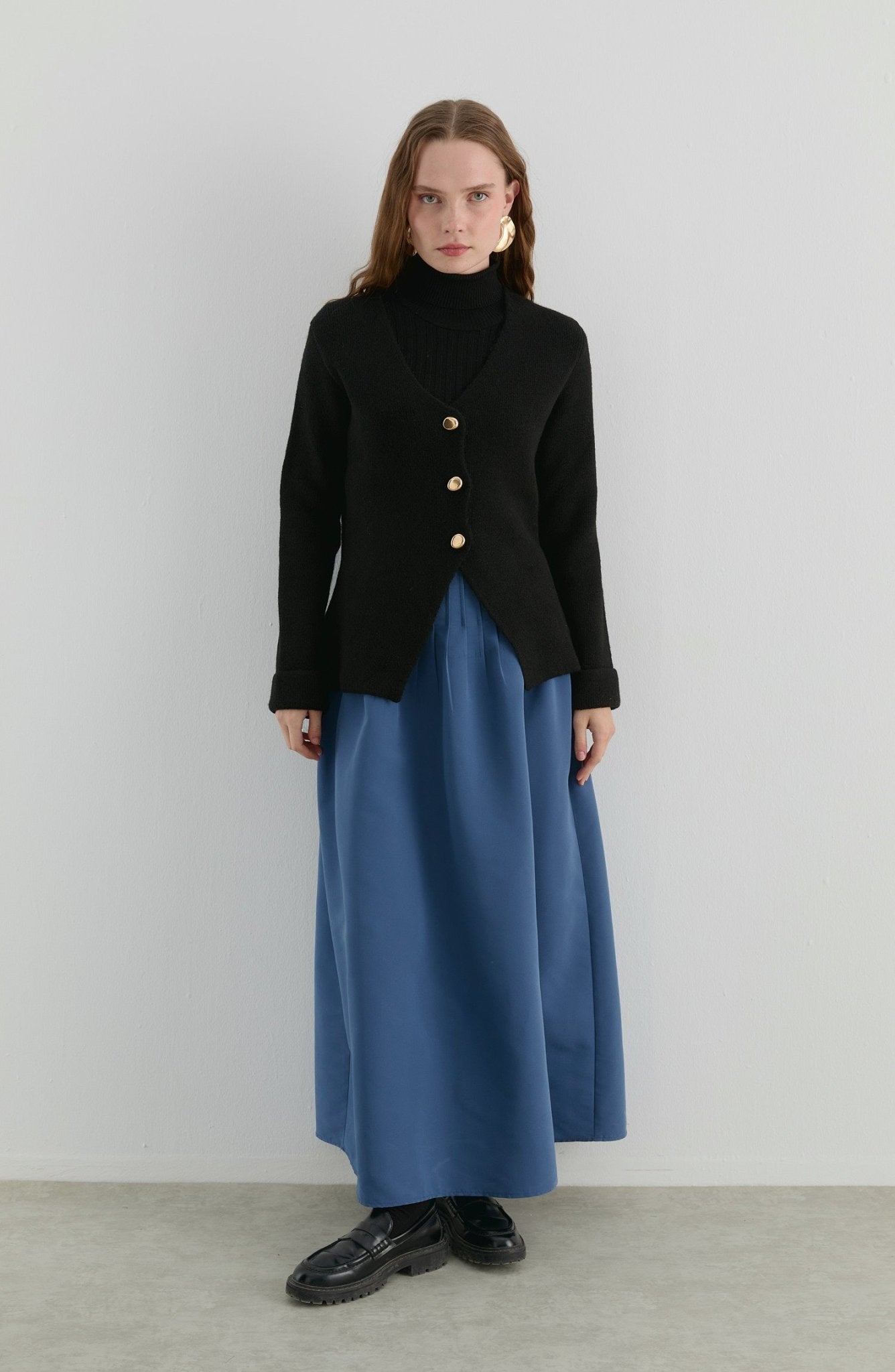 Gold Düğmeli Siyah Yumoş Triko Hırka - Fatma Atasoy