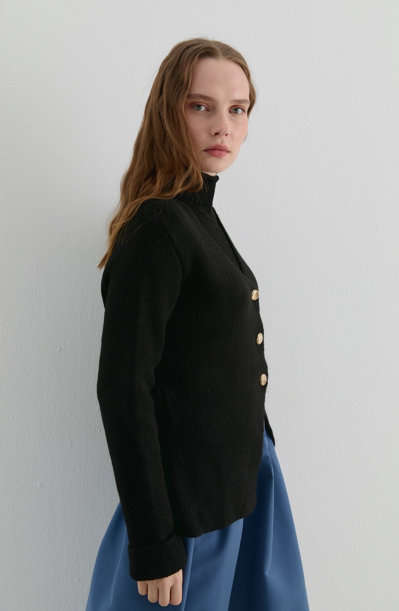 Gold Düğmeli Siyah Yumoş Triko Hırka - Fatma Atasoy