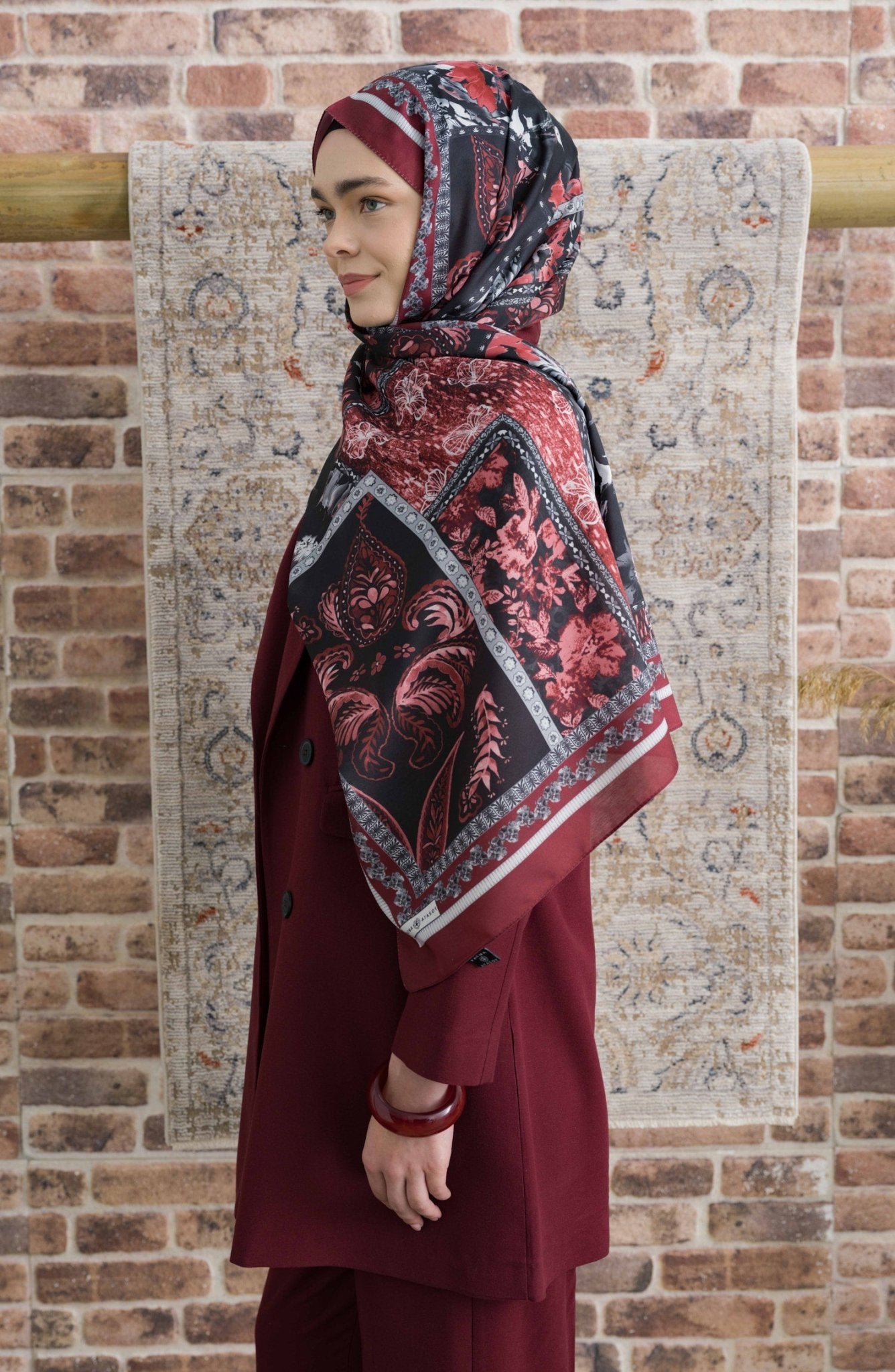 Hibisca Siyah Bordo Etnik Desenli Şal - Fatma Atasoy