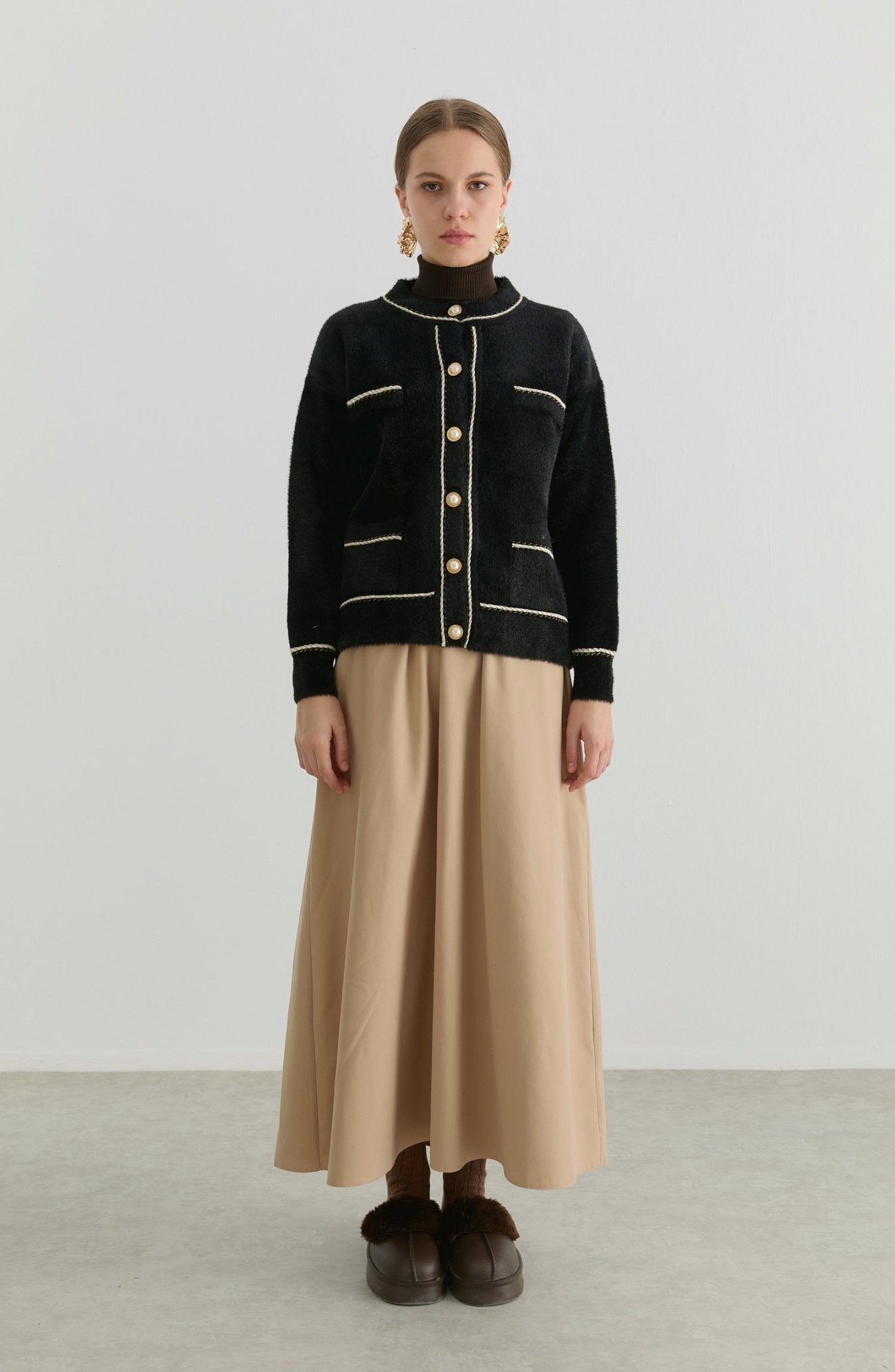 İnci Düğmeli Siyah Yumoş Triko Hırka - Fatma Atasoy