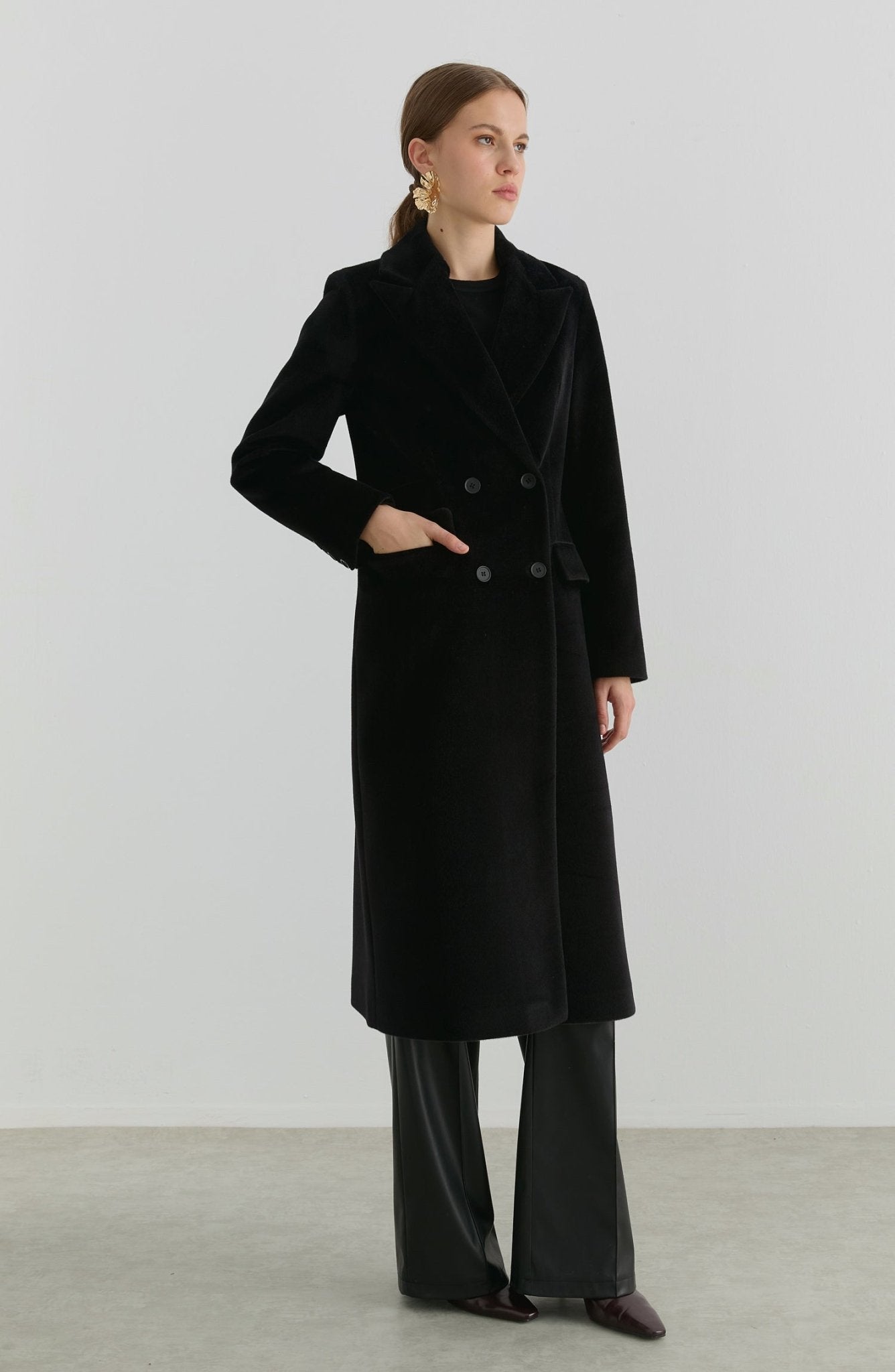 Maksi Tay Tüyü Siyah Ceket Kaban - Fatma Atasoy