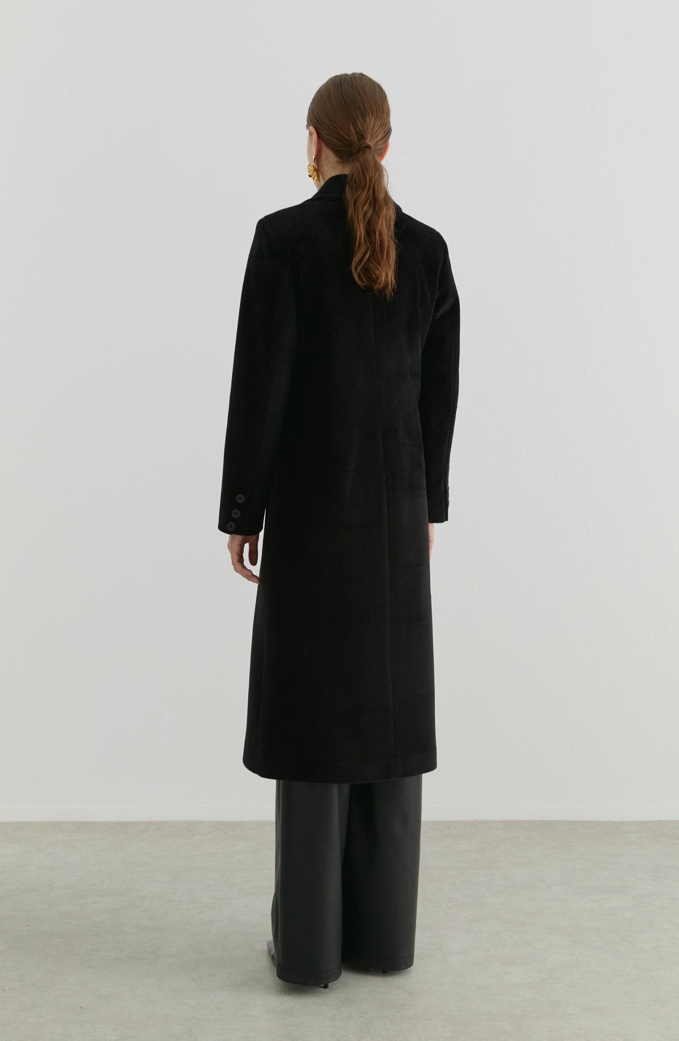 Maksi Tay Tüyü Siyah Ceket Kaban - Fatma Atasoy