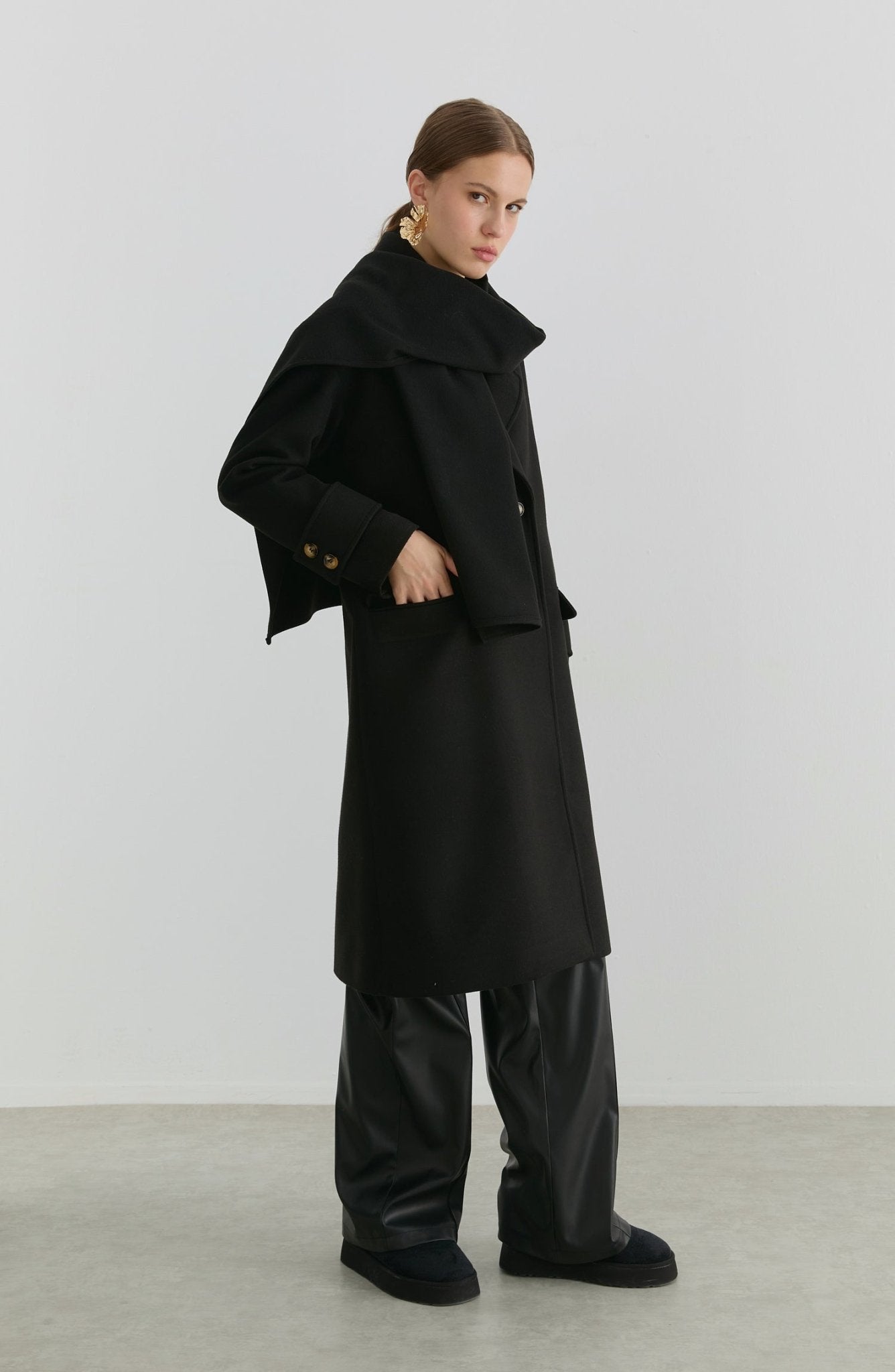 Oversize Atkılı Siyah Kaban - Fatma Atasoy