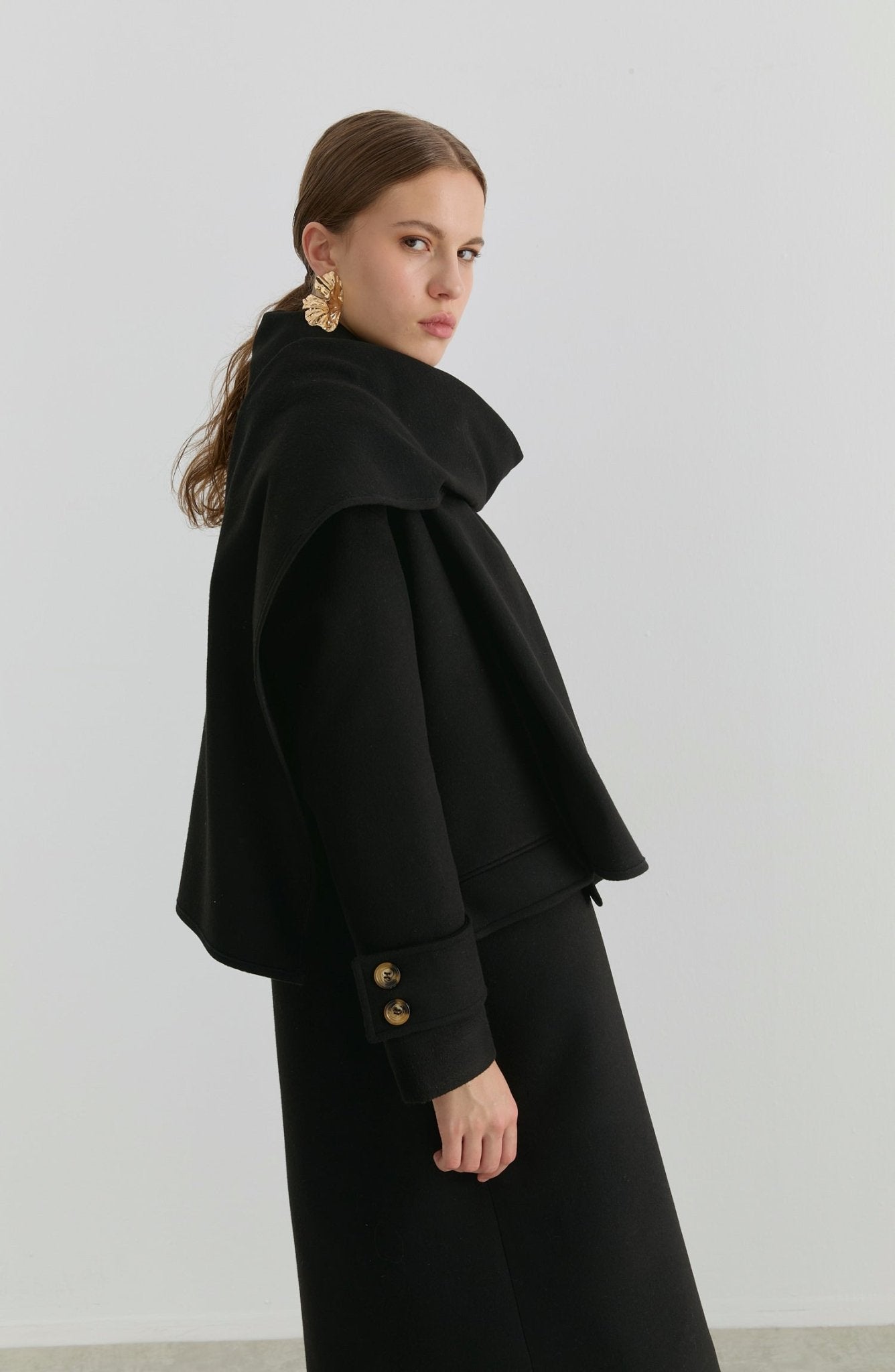 Oversize Atkılı Siyah Kaban - Fatma Atasoy