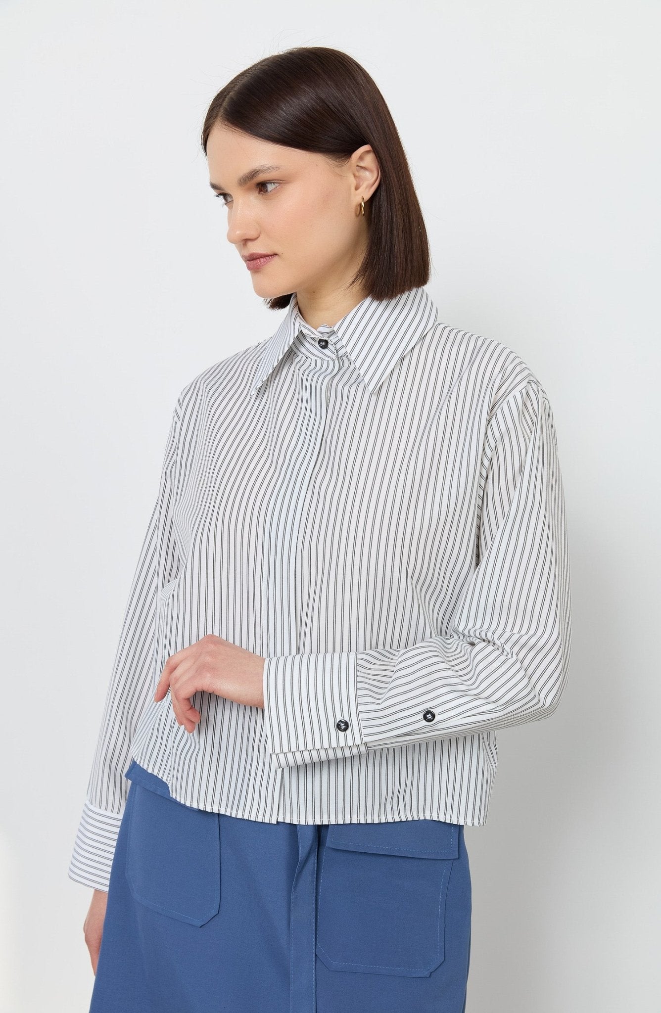 Oversize Çizgili Beyaz Crop Gömlek - Fatma Atasoy