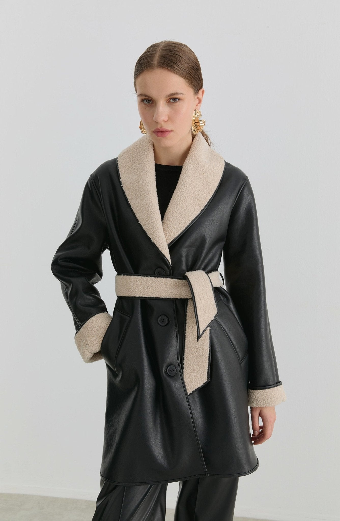 Peluş Detaylı Siyah Suni Deri Kaban - Fatma Atasoy